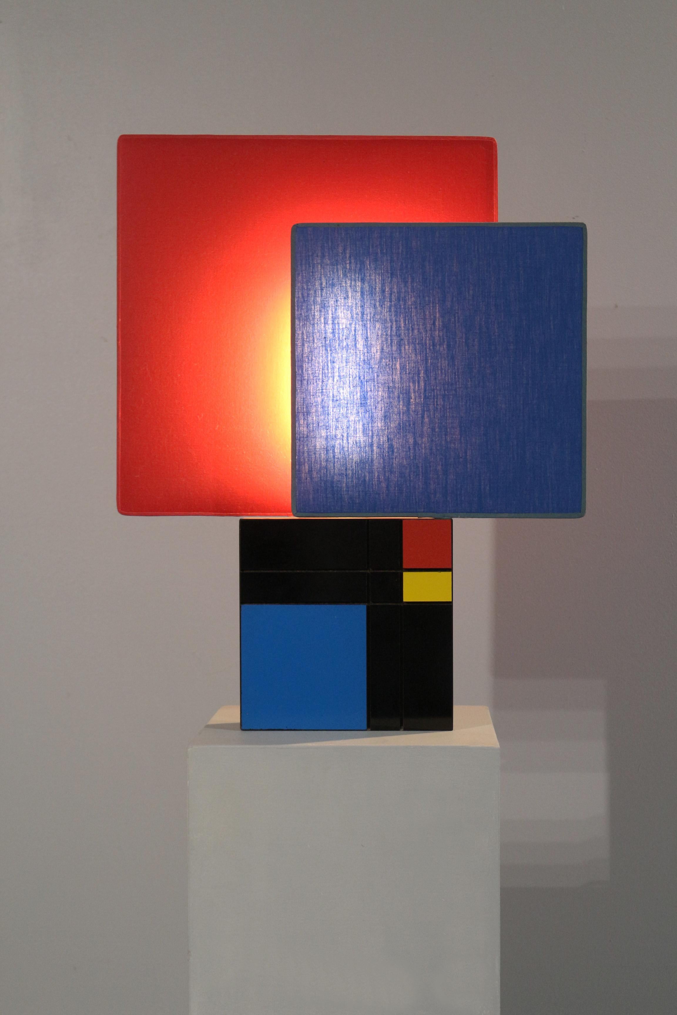 Tres belle lampe en hommage à Mondrian datant des années 80's. . 
Parfait état .
Abats-jour amovibles 