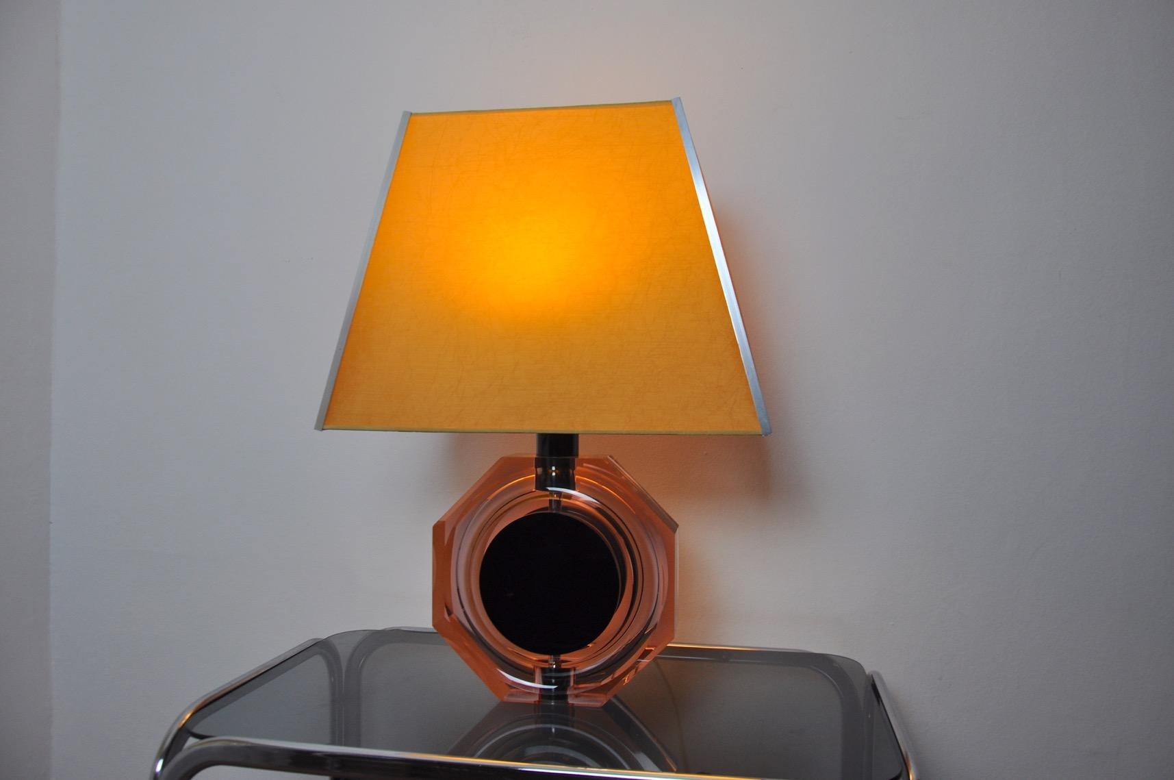Two-tone Hollywood Regency lamp in methacrylate designed and produced in Italy in the 1970s. The lamp is in very good condition, the electricity has been checked. The lampshade restored with a golden canvas. Unique large lamp that will illuminate