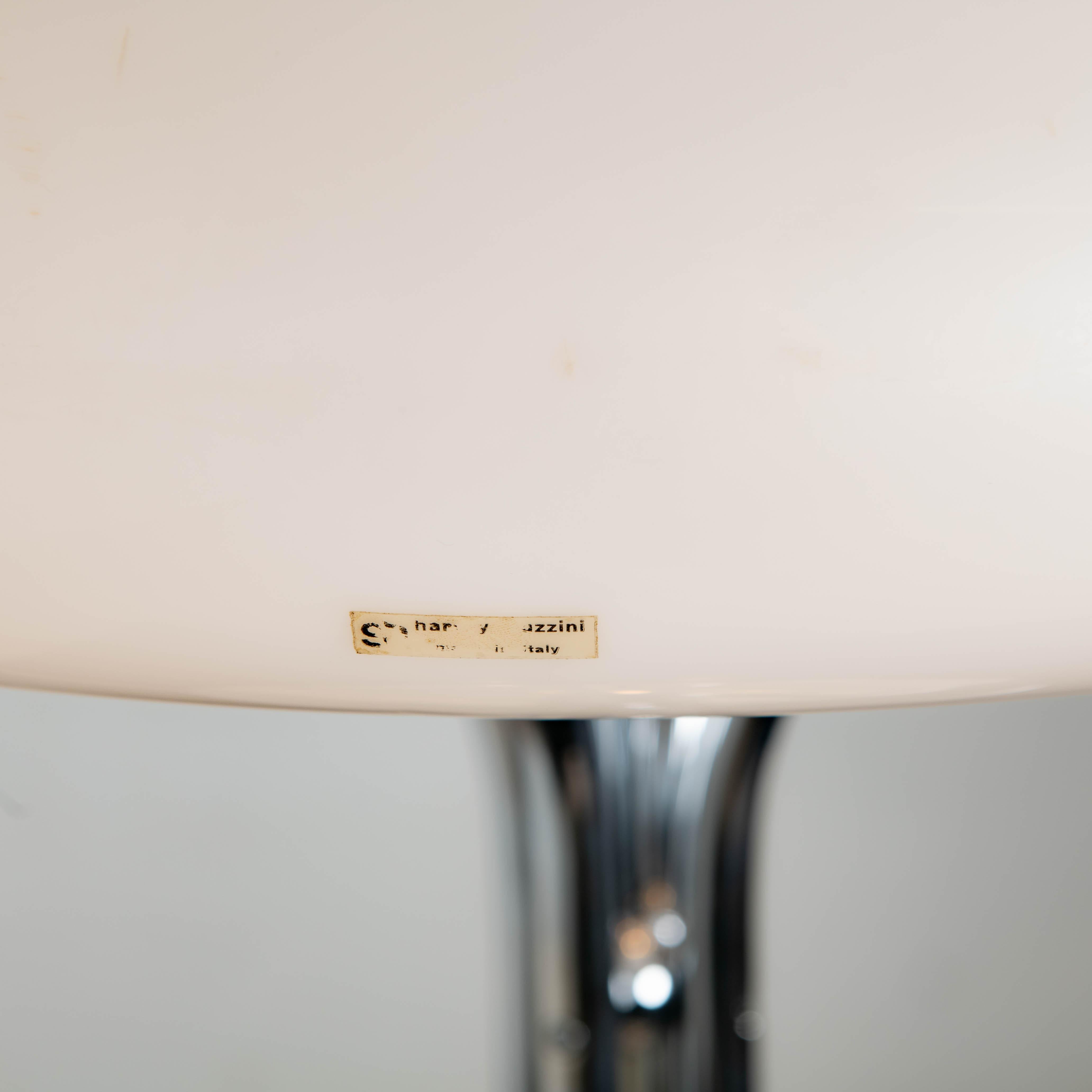 Lampe Quadrifoglio édition Harvey Guzzini, 1970

Lampe en forme de trèfle à quatre feuilles en méthacrylate et acier chromé modèle en parfait état, icone de la maison Guzzini, on retrouve l'étiquette de l'éditeur d'origine sur l'abat-jour de cette