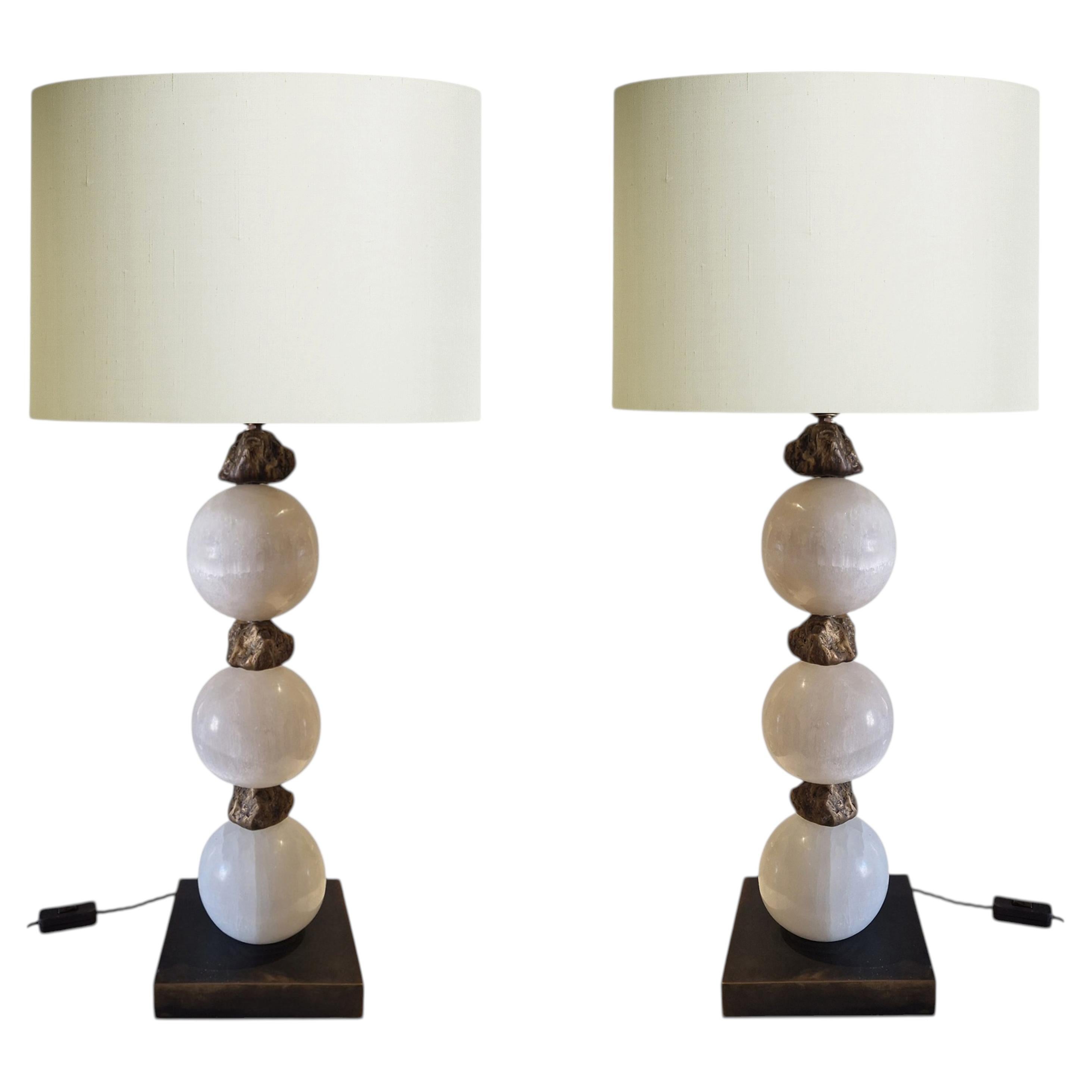 Lampe Rochers de la Galería Cinabre, Bronce y Selenita tallada y pulida a mano