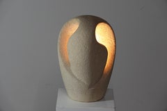 Lampe sculpturale par Arsène GALISSON. En pierre de Chauvigny, vers 1960.
