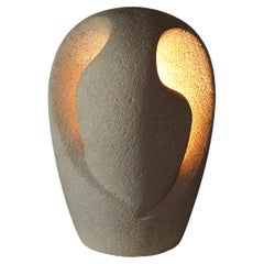 Lampe sculpturale par Arsène GALISSON. En pierre de Chauvigny, vers 1960.