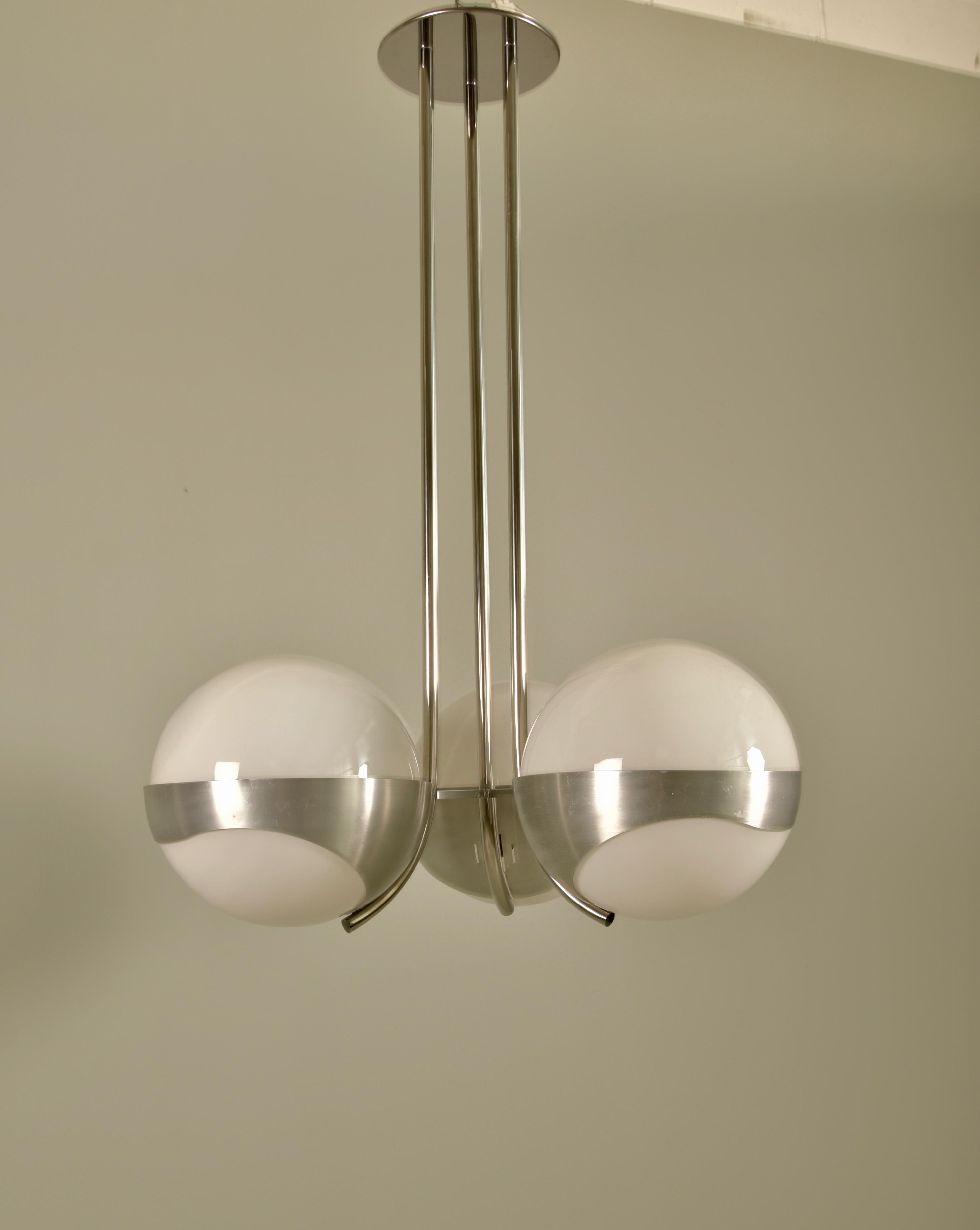 Lustre italien original des années 1970, composé d'un cadre en acier brossé et poli et de grands globes en verre opalin blanc.