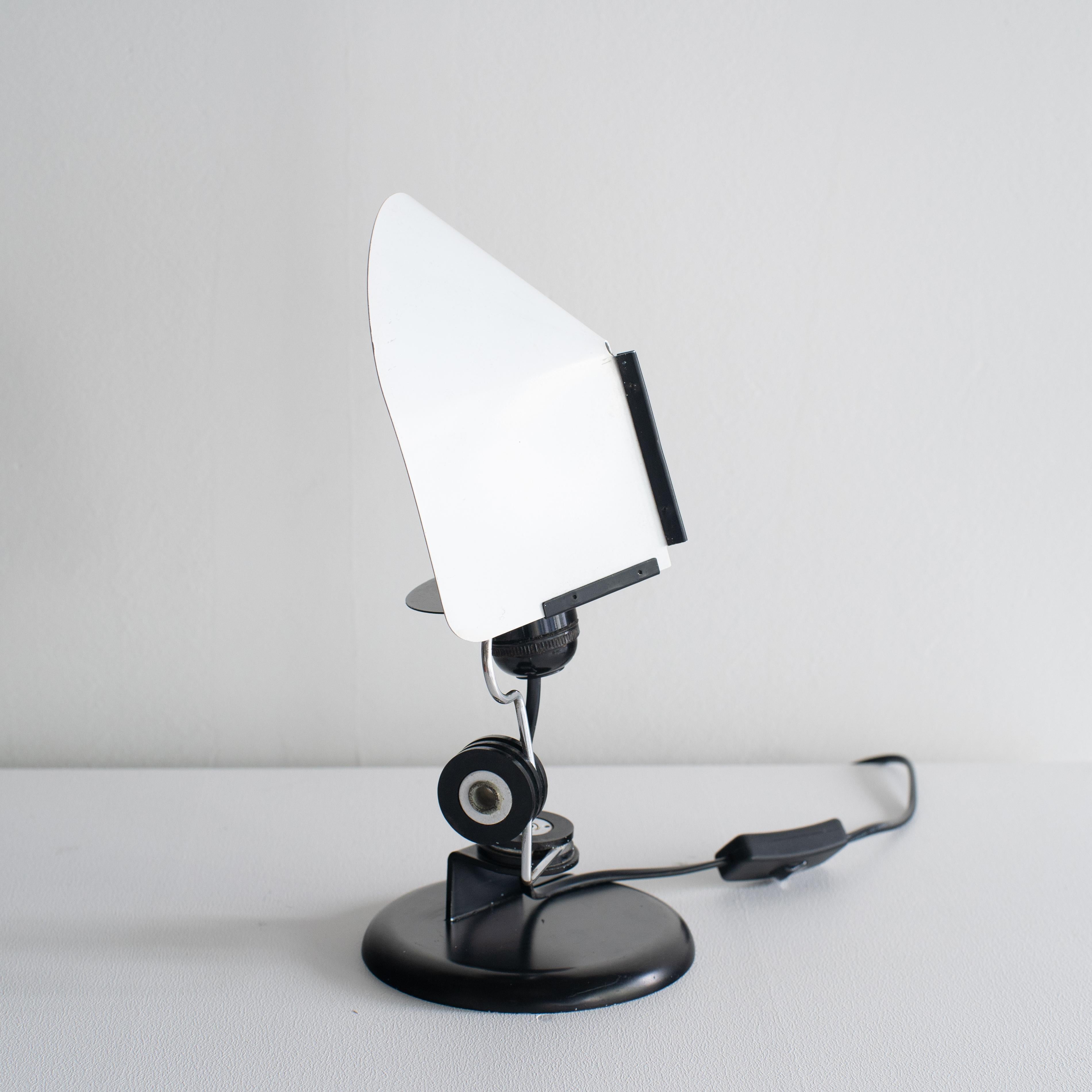 Piccola lampada da tavolo o da scrivania dai colori vivaci chiamata 