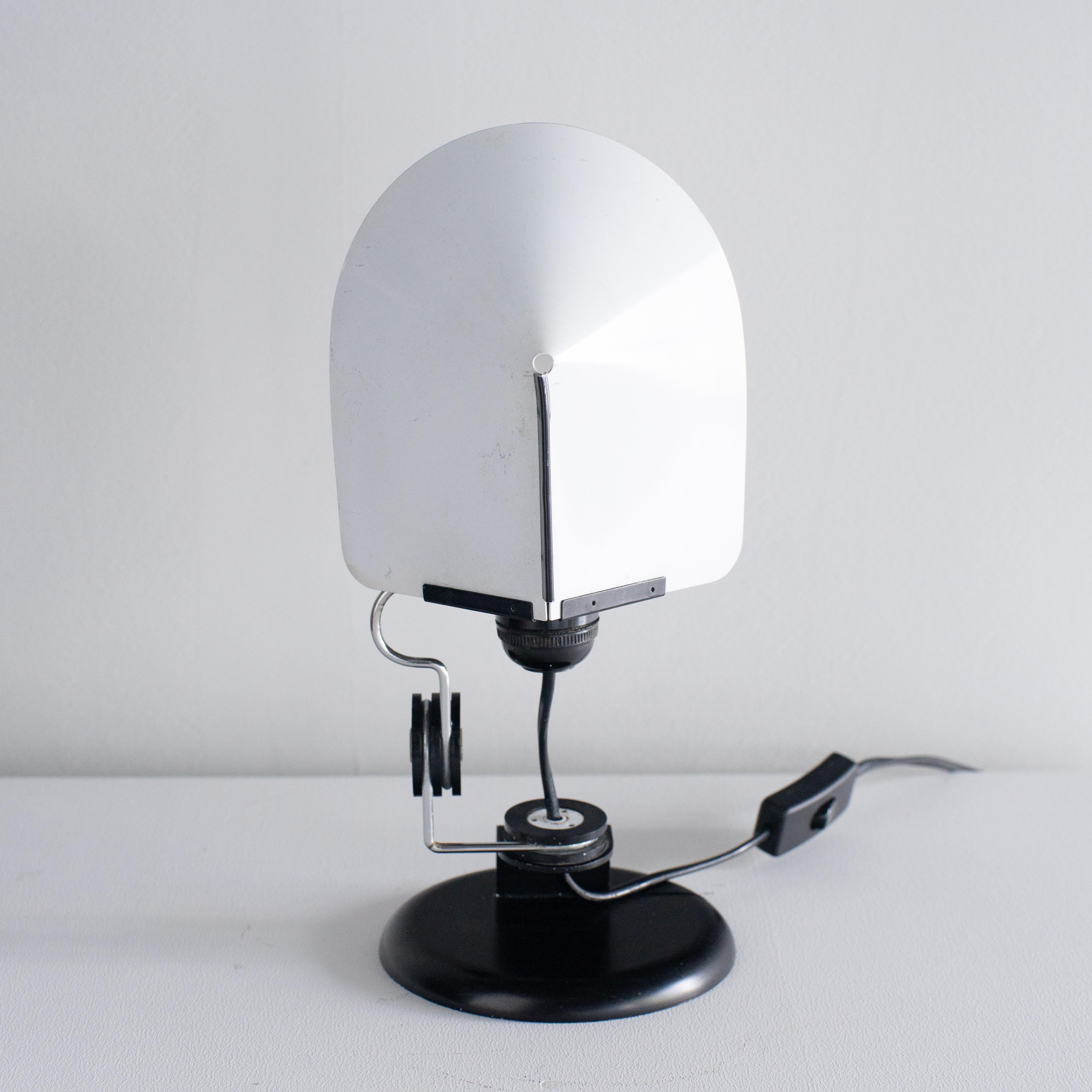 Mid-Century moderno Lampada da tavolo piccola Lamperti  bianco italiano moderno anni '70 in vendita