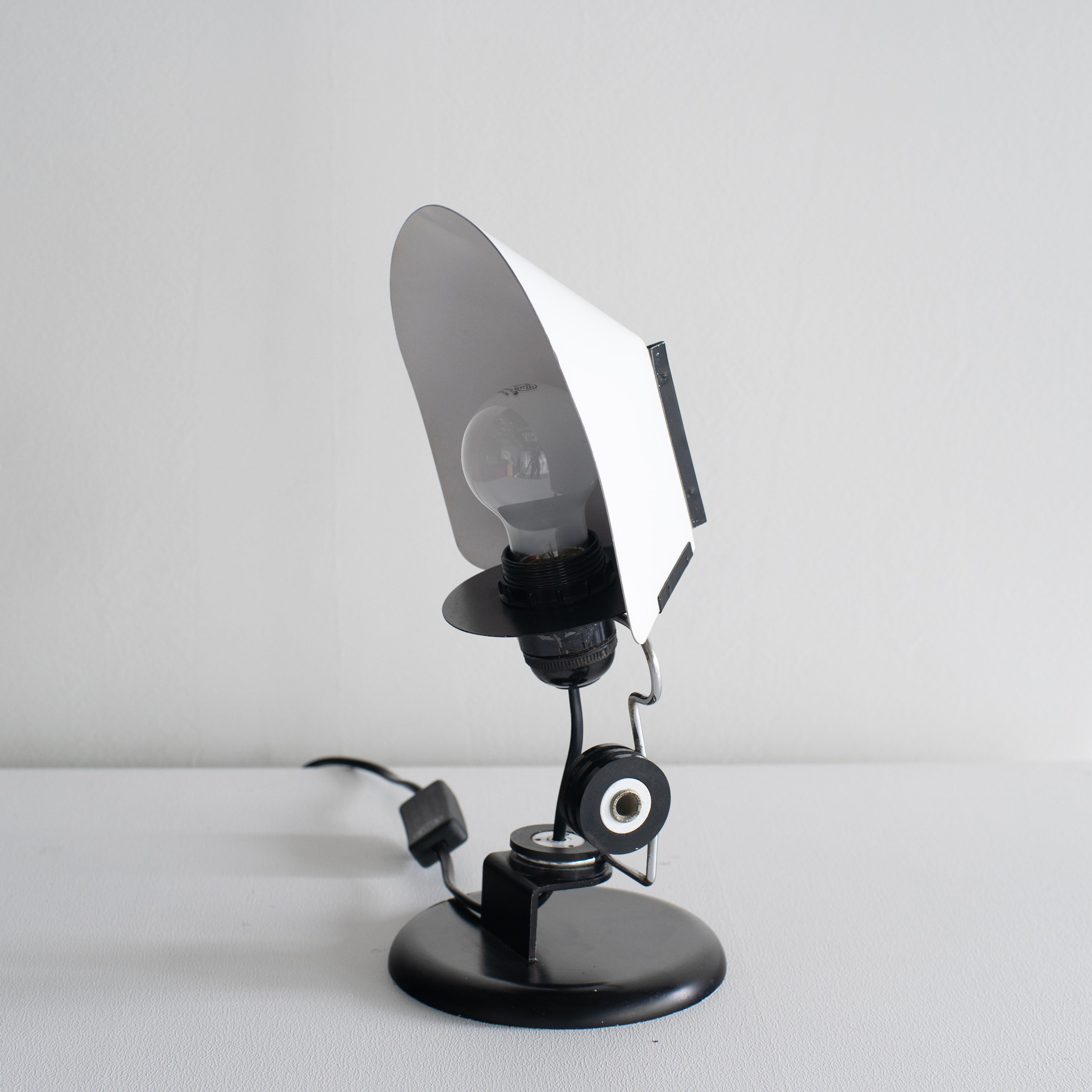 Italiano Lampada da tavolo piccola Lamperti  bianco italiano moderno anni '70 in vendita