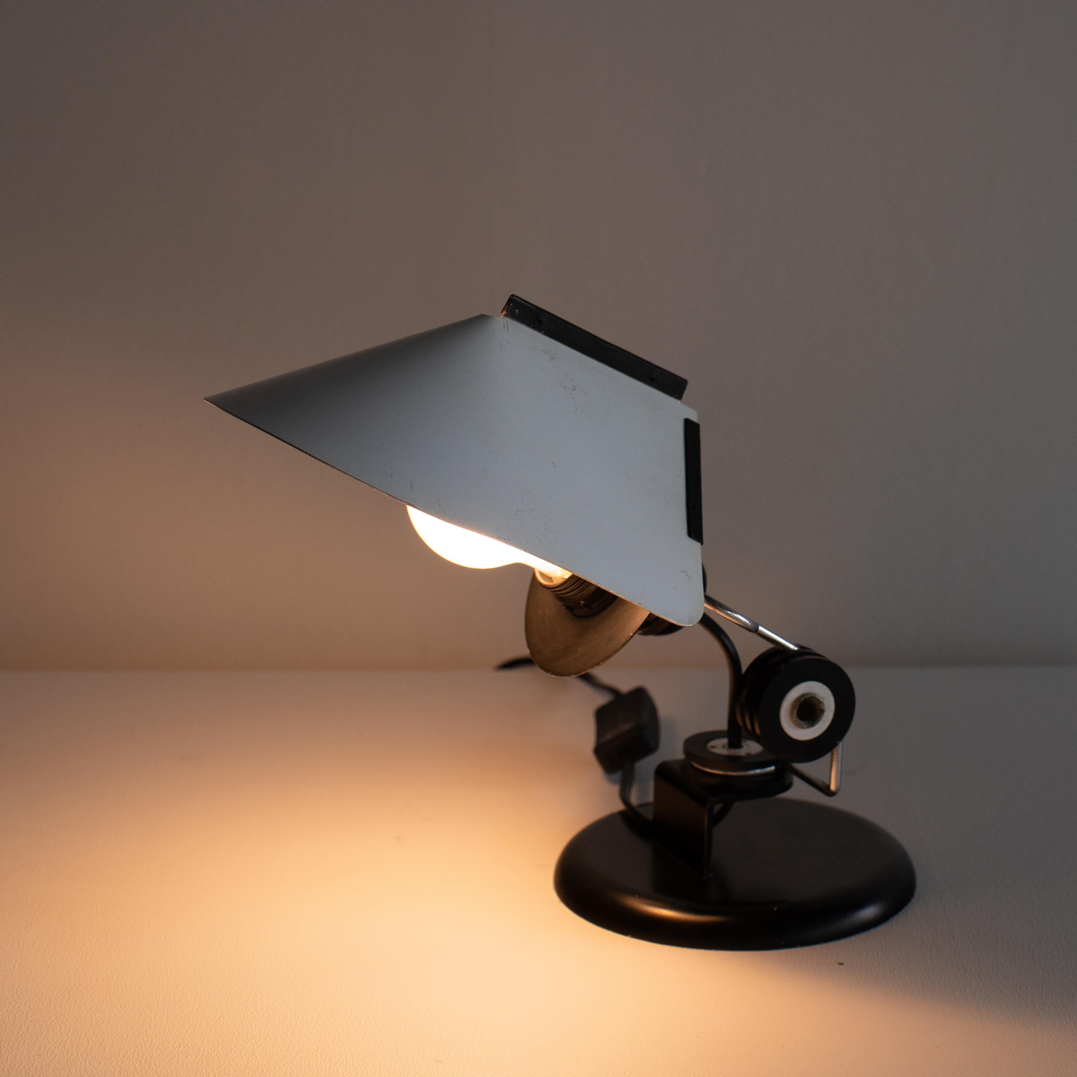 Fine XX secolo Lampada da tavolo piccola Lamperti  bianco italiano moderno anni '70 in vendita