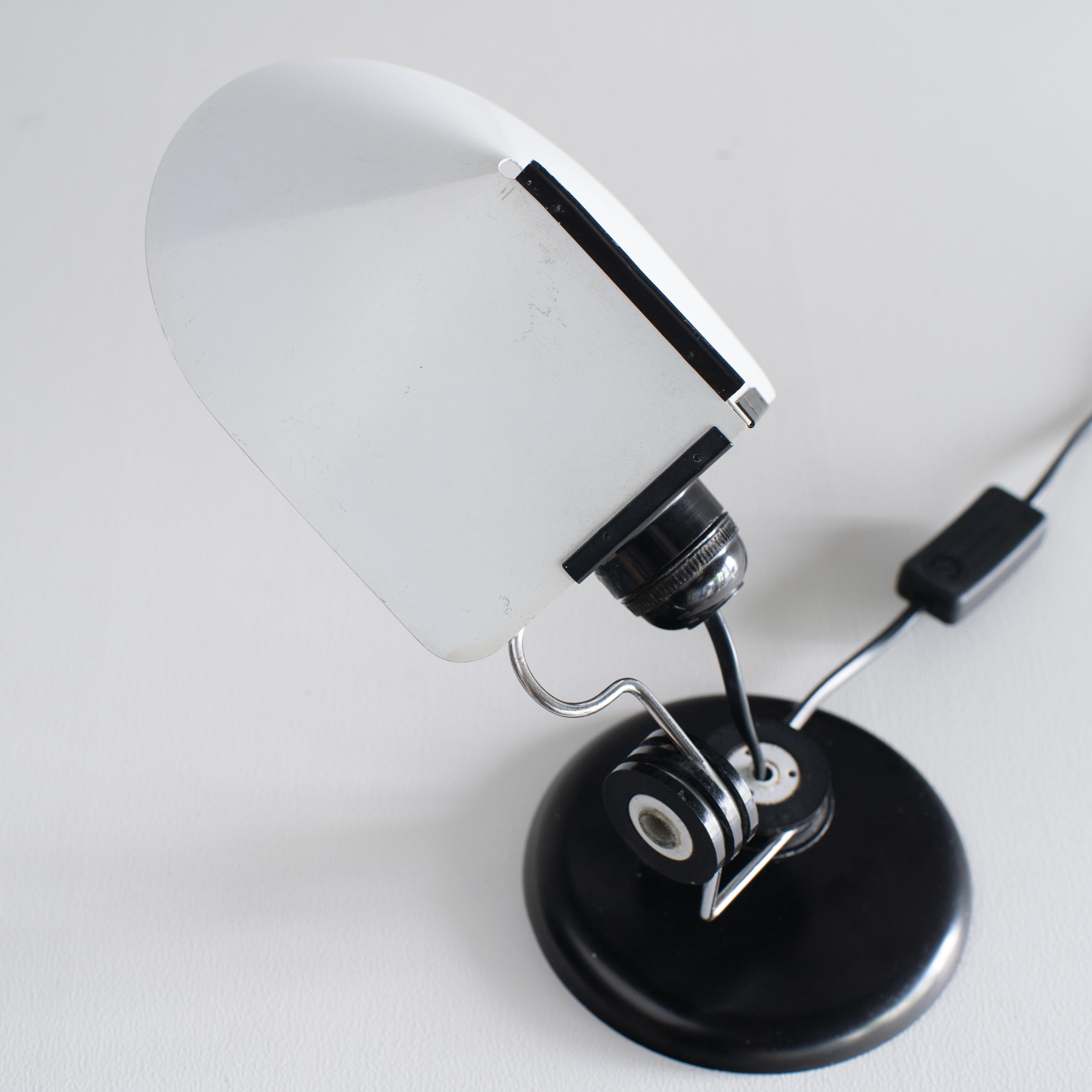 Acciaio Lampada da tavolo piccola Lamperti  bianco italiano moderno anni '70 in vendita