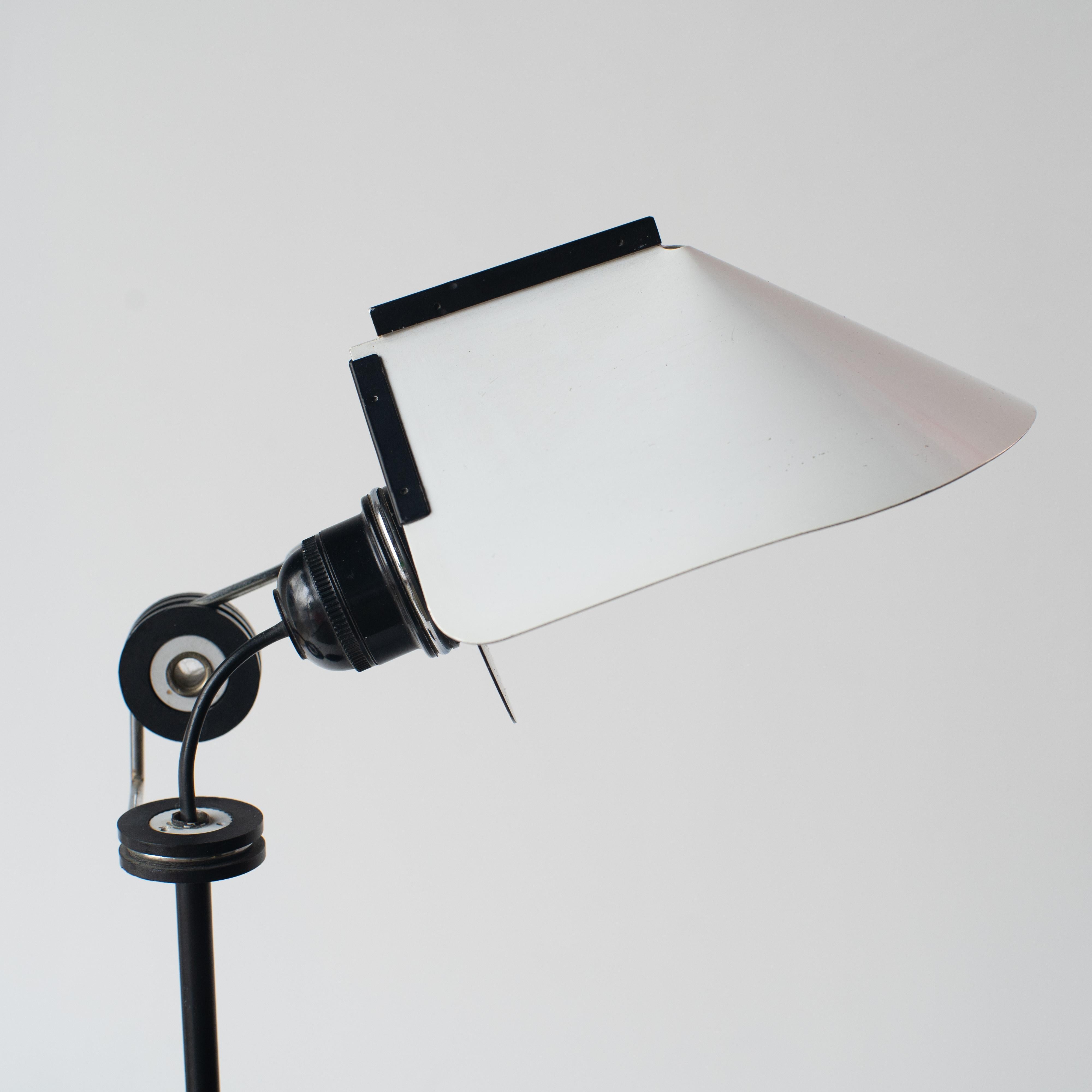 Lamperti Tischleuchte  weiß italienisch modern 70er Jahre (Italienisch) im Angebot