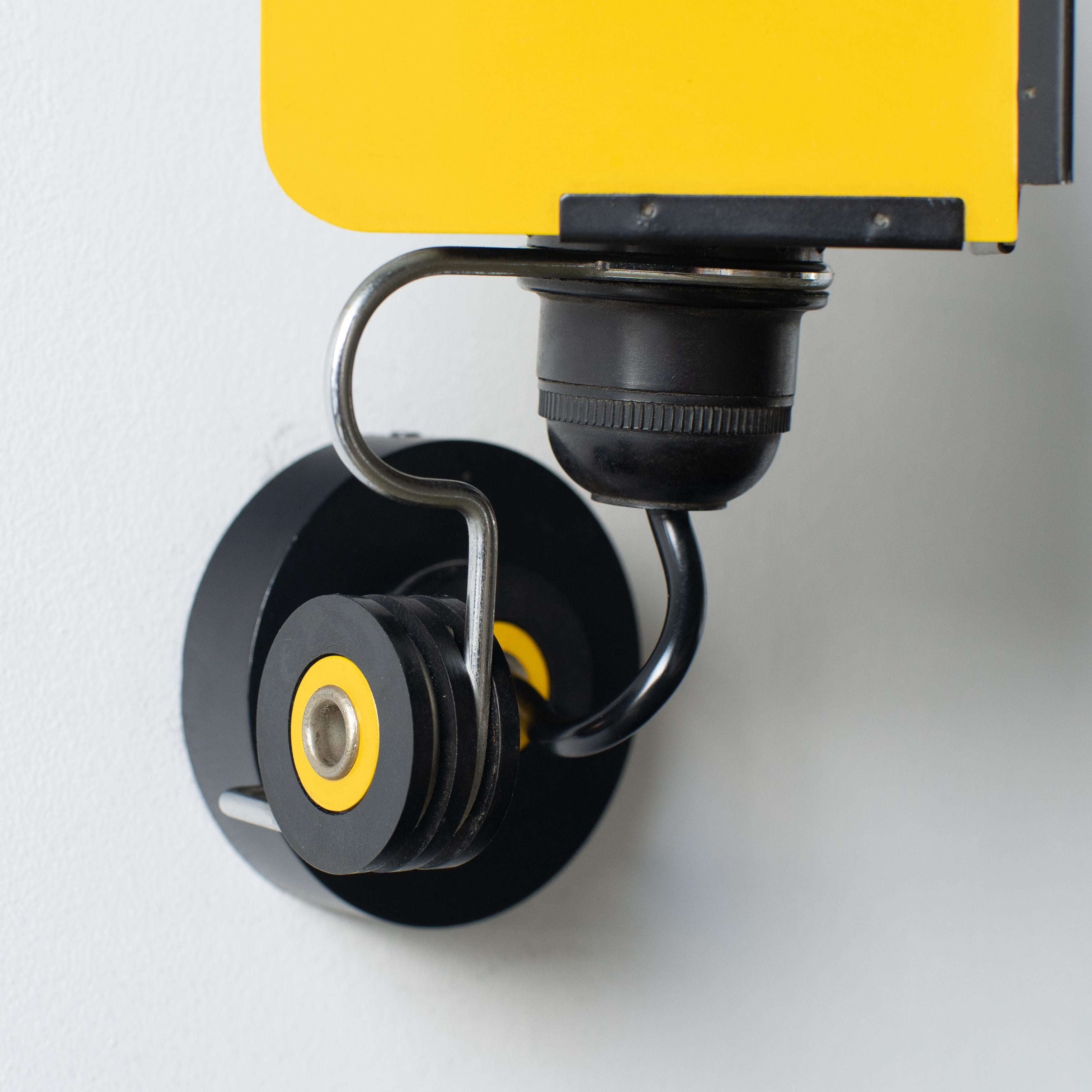 Fine XX secolo Lampada da parete Lamperti  giallo italiano moderno anni '70 in vendita