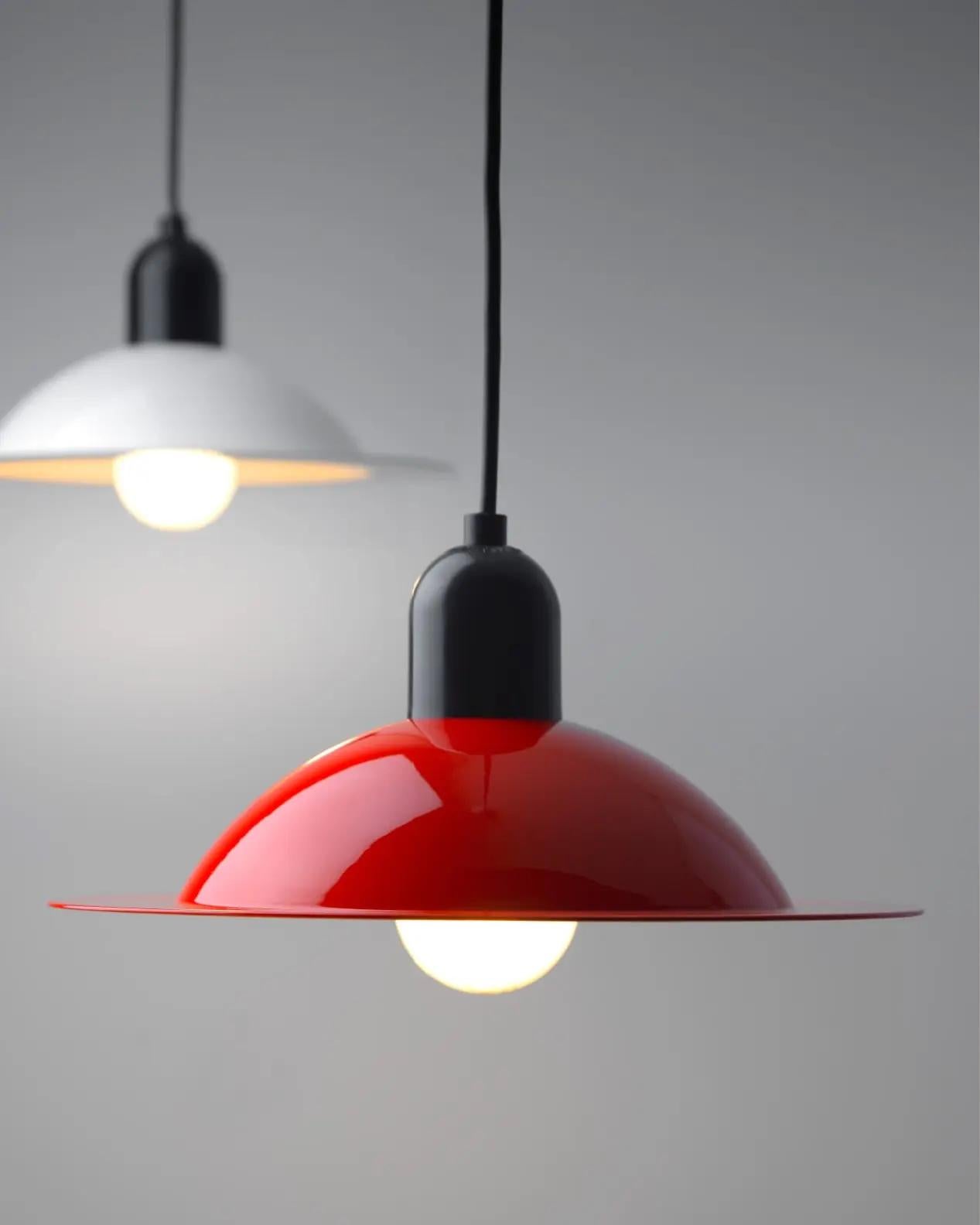 Ciondolo in metallo Lampiatta in giallo lucido per Stilnovo

Fondata nel 1946 a Milano, Stilnovo è stata una delle aziende di illuminazione più innovative in Italia durante l'era del Midcentury, producendo pezzi iconici di luminari come Joe Colombo,