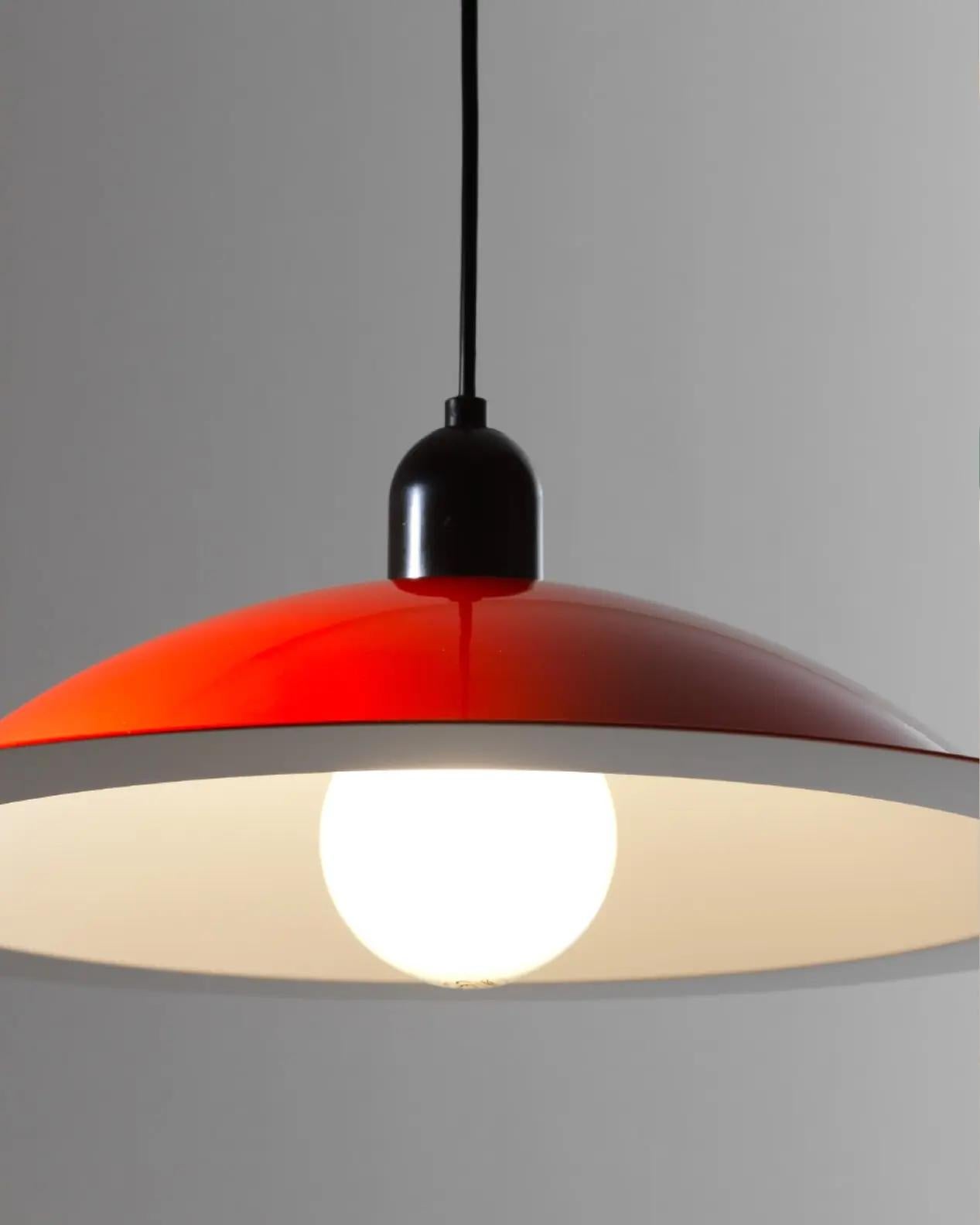 Mid-Century moderno Ciondolo in metallo 'Lampiatta' in rosso lucido per Stilnovo in vendita