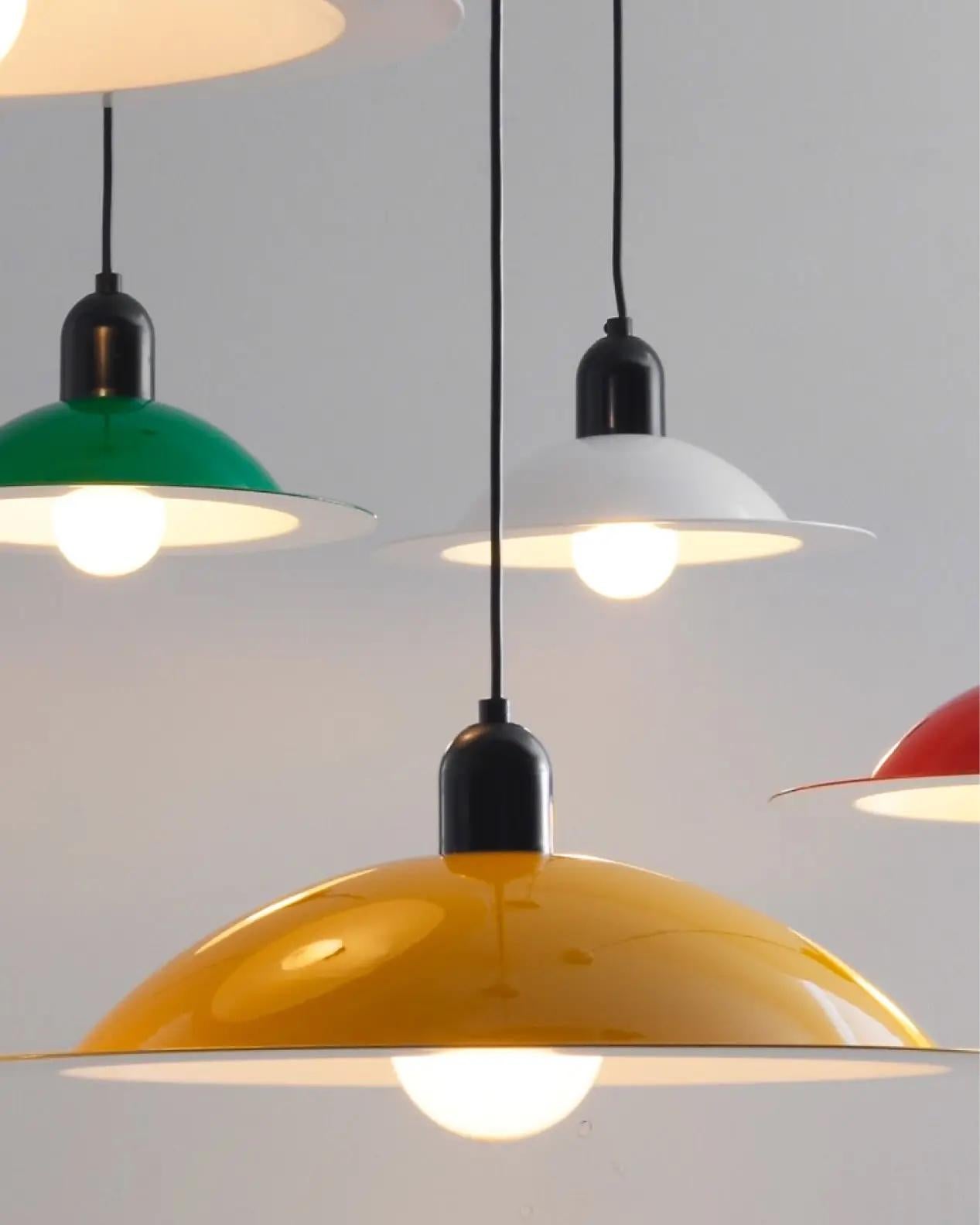 Mid-Century moderno Ciondolo in metallo 'Lampiatta' in giallo lucido per Stilnovo in vendita