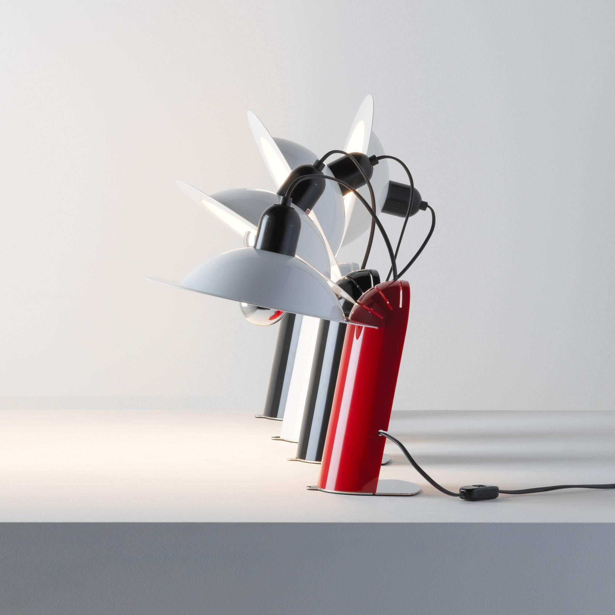 Lampiatta Lámpara de Sobremesa o Aplique de Metal Rojo para Stilnovo

Fundada en 1946 en Milán, Stilnovo fue una de las empresas de iluminación más innovadoras de Italia en la época de mediados de siglo, y produjo piezas icónicas de luminarias como