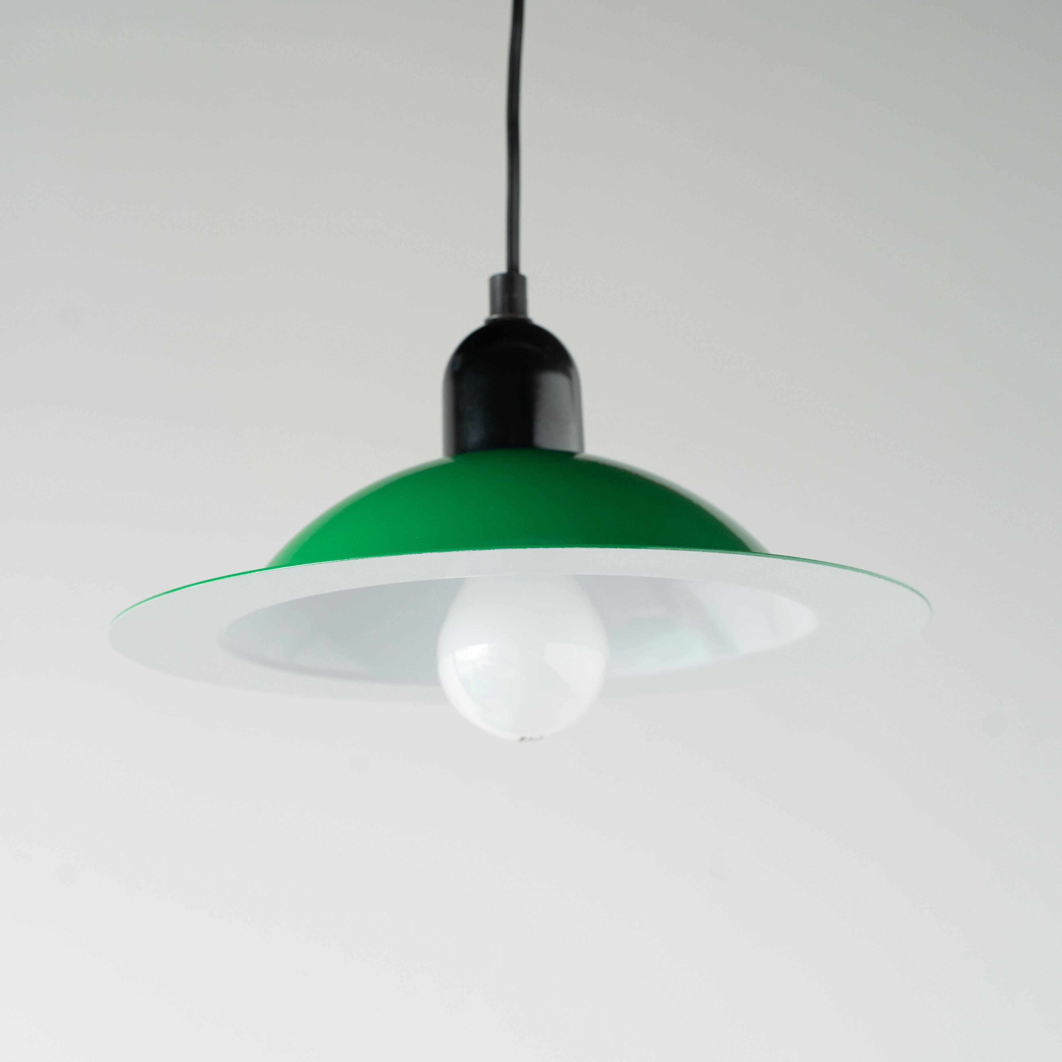 Steel pendant lamp designed by De pas D'urbino Lomazzi for Stilnovo. It was designed in the 70s. Shade color is green, cable is black. 
New old stock in box. Excellent condition.

Probably 80s or 90s production piece. 
E26 light bulb.

