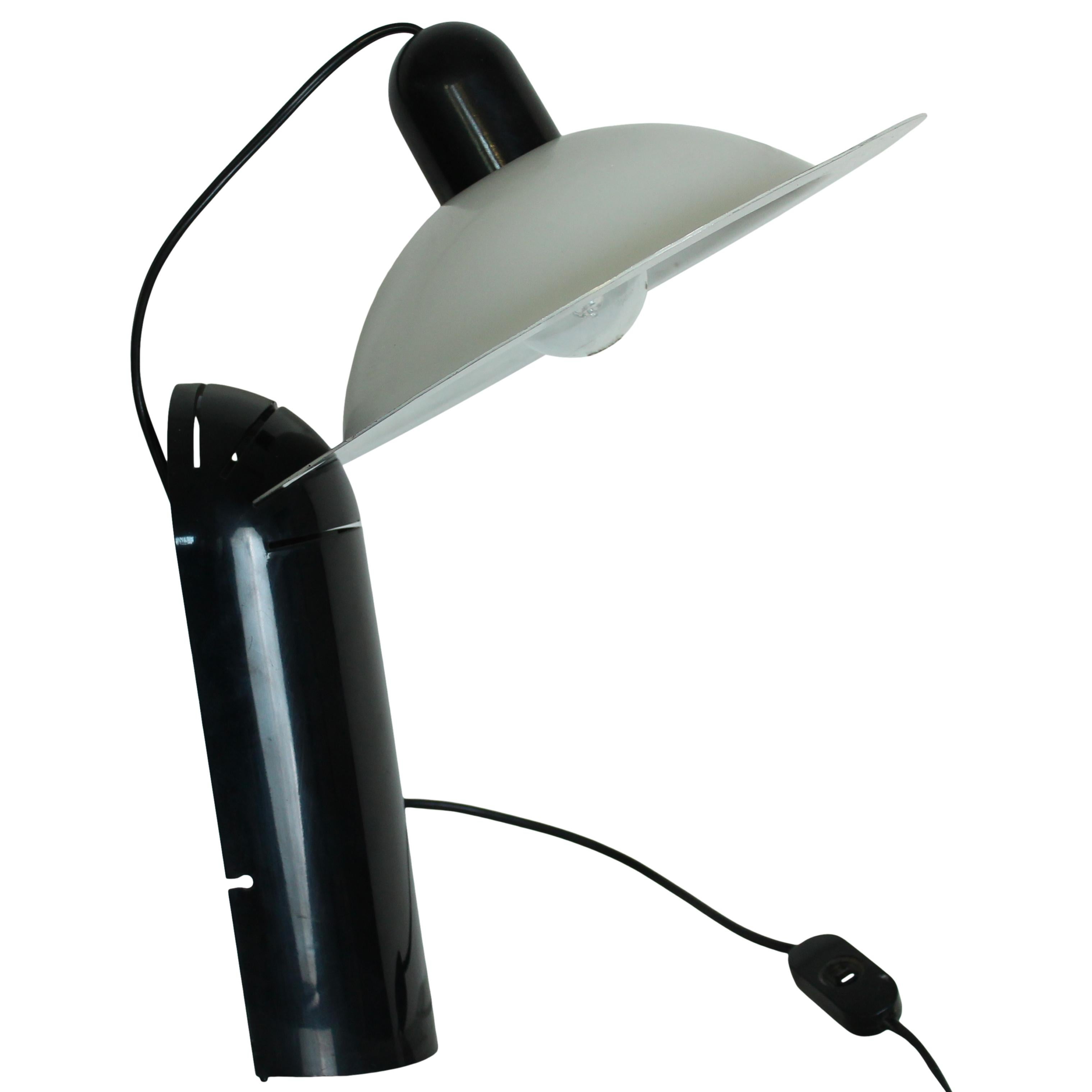 Cette pièce originale des débuts de la production de Stilnovo présente le design innovant et ludique typique du trio milanais Jonathan De Pas, Donato D'Urbino et Paolo Lomazzi. Conçue en 1971, la Design-Light a été conçue comme un objet d'éclairage