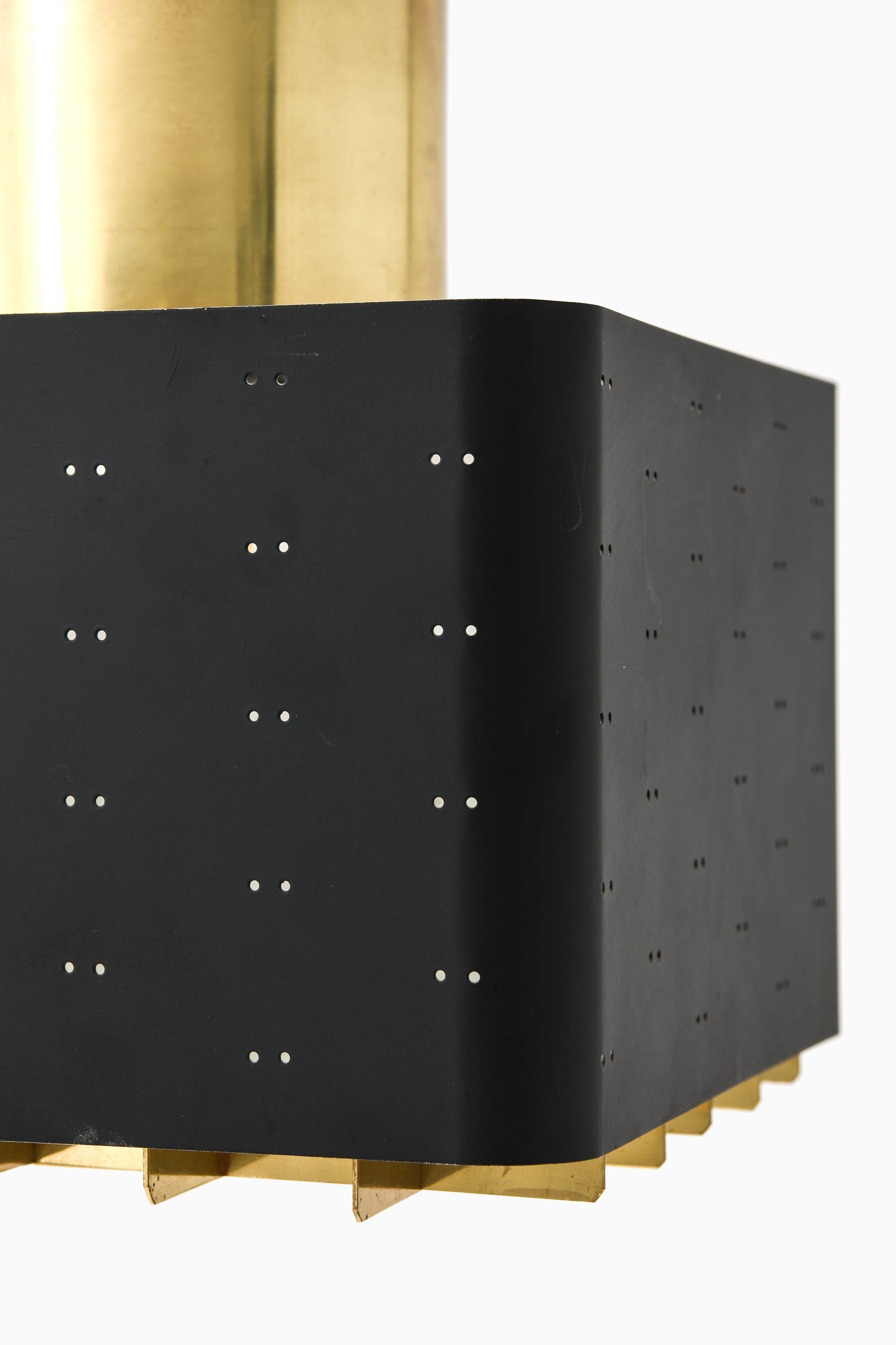 Mid-Century Modern Lampes / Affleurants en métal laqué noir et laiton par Paavo Tynell, années 1950 en vente