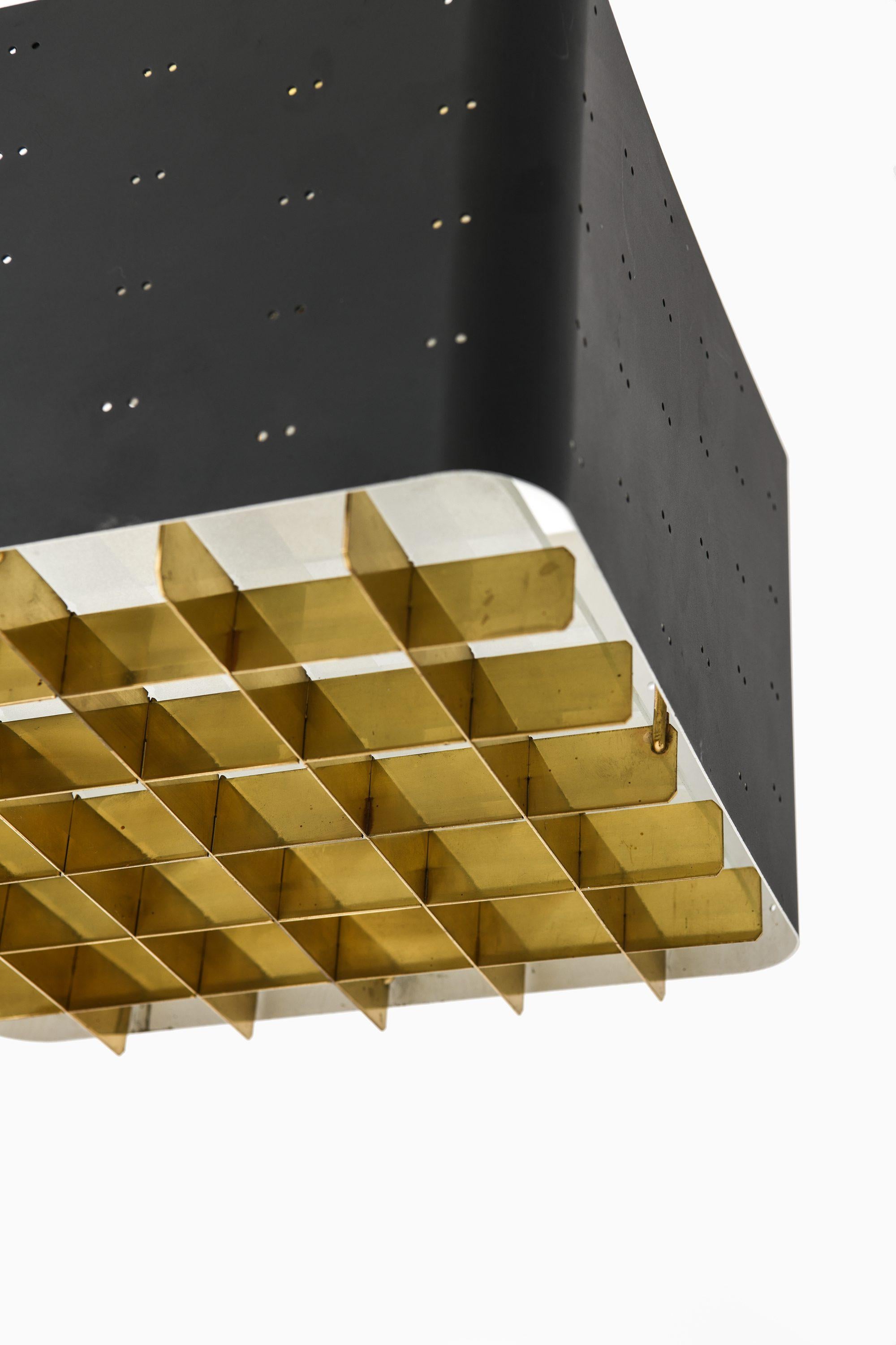 Finlandais Lampes / Affleurants en métal laqué noir et laiton par Paavo Tynell, années 1950 en vente