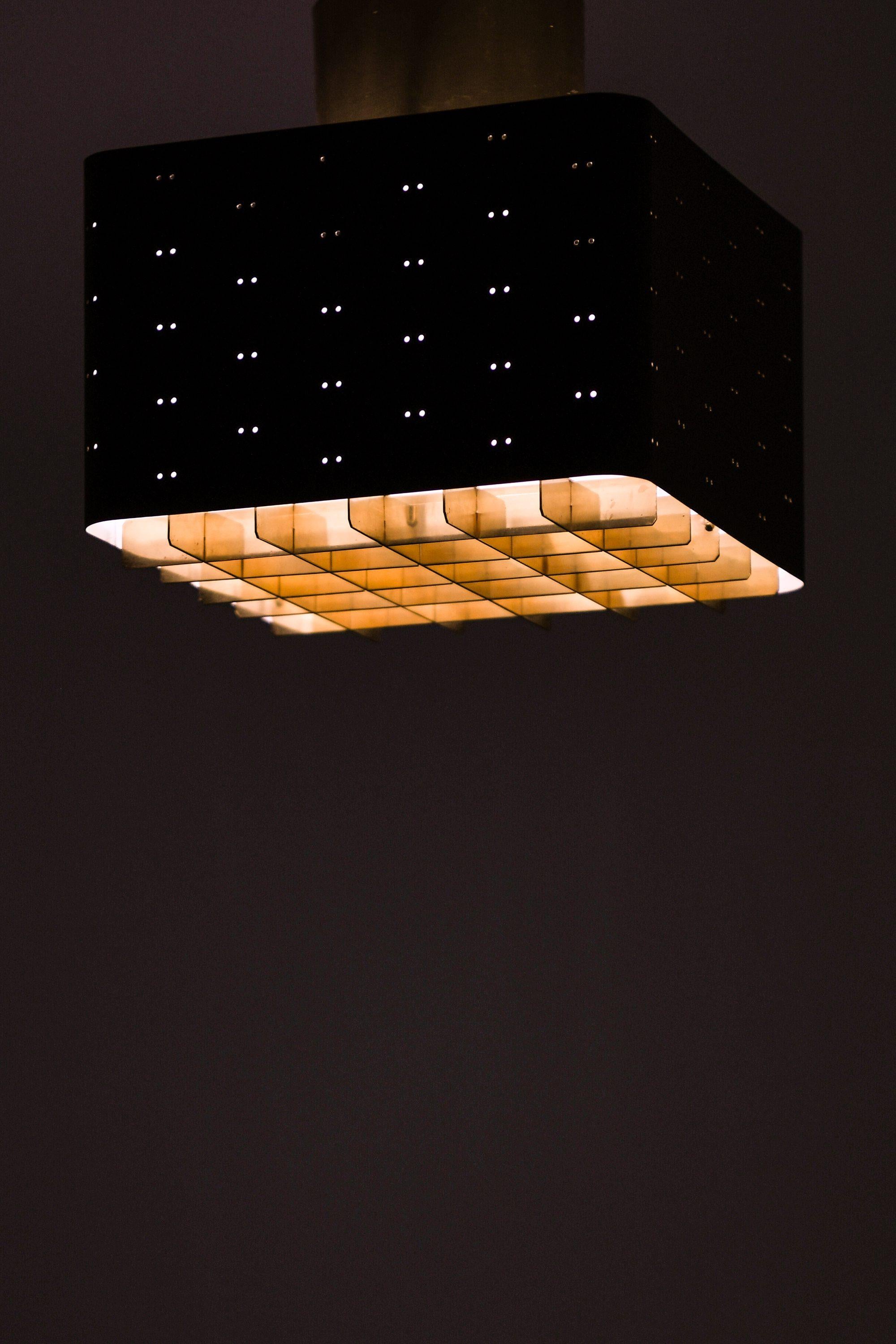 Laqué Lampes / Affleurants en métal laqué noir et laiton par Paavo Tynell, années 1950 en vente