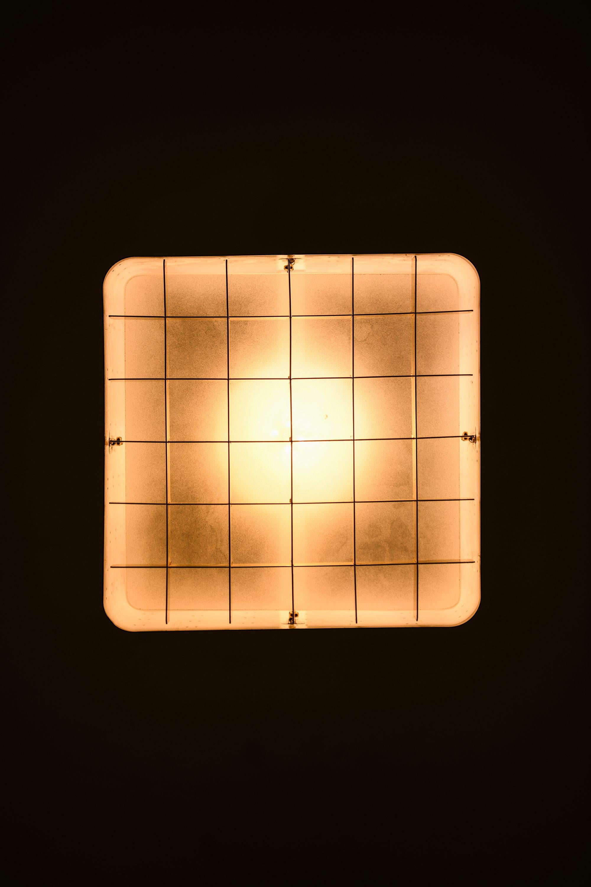 Lampes / Affleurants en métal laqué noir et laiton par Paavo Tynell, années 1950 Bon état - En vente à Limhamn, Skåne län