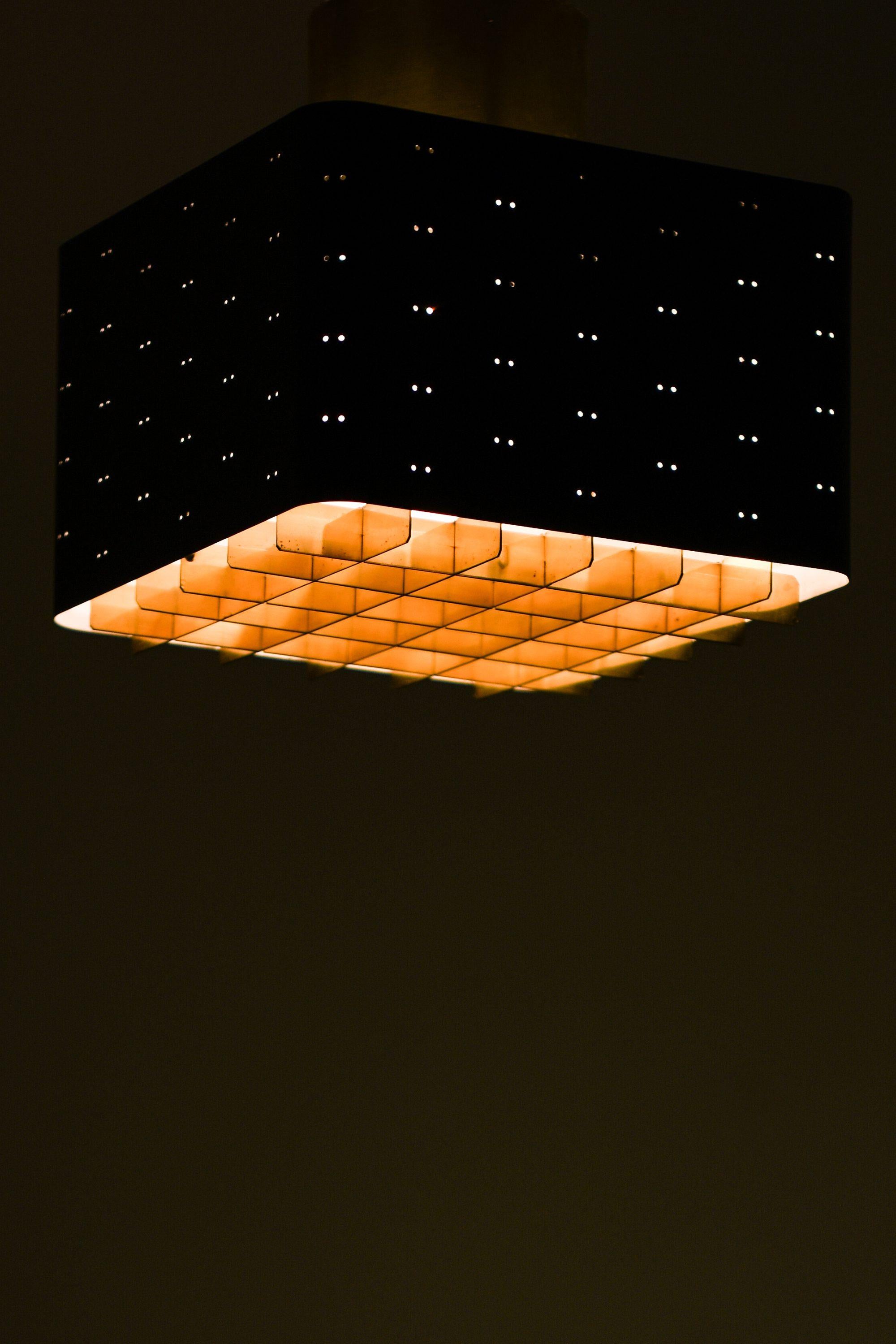 20ième siècle Lampes / Affleurants en métal laqué noir et laiton par Paavo Tynell, années 1950 en vente