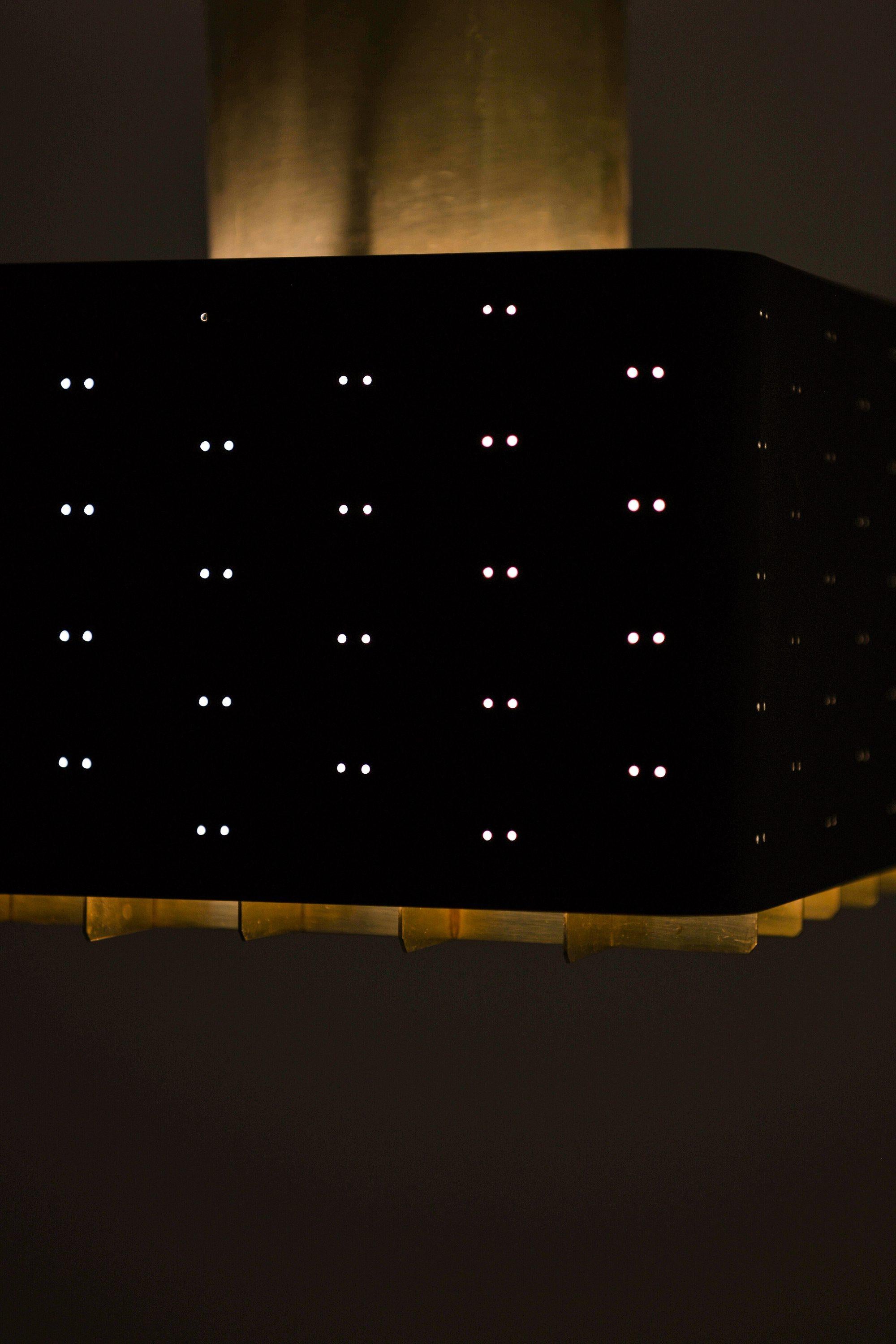 Métal Lampes / Affleurants en métal laqué noir et laiton par Paavo Tynell, années 1950 en vente