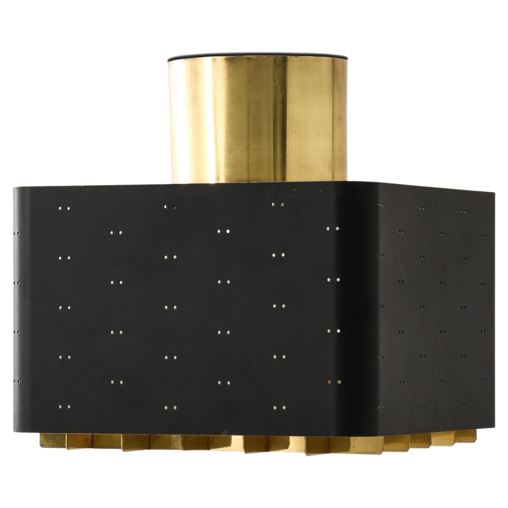 Lampes / Affleurants en métal laqué noir et laiton par Paavo Tynell, années 1950 en vente