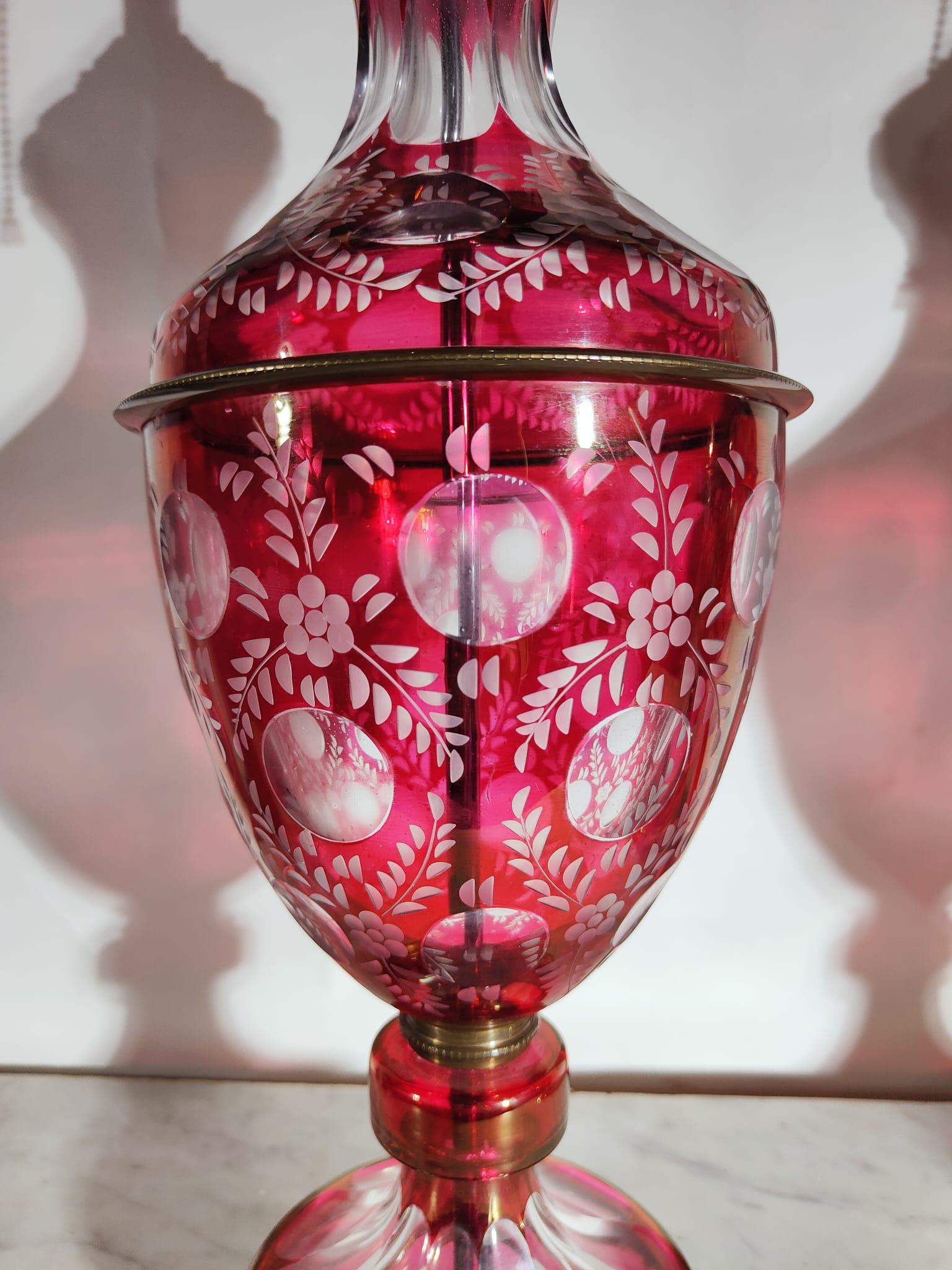 Lampes en verre taillé de 1900
Paire de lampes en verre taillé rouge et transparent en forme de vases. 
Ils datent de la première moitié de 1900. Fabriqué en France. 
Ils sont en parfait état, sans défauts. 
Mesure totale 82 cm et les vases en verre
