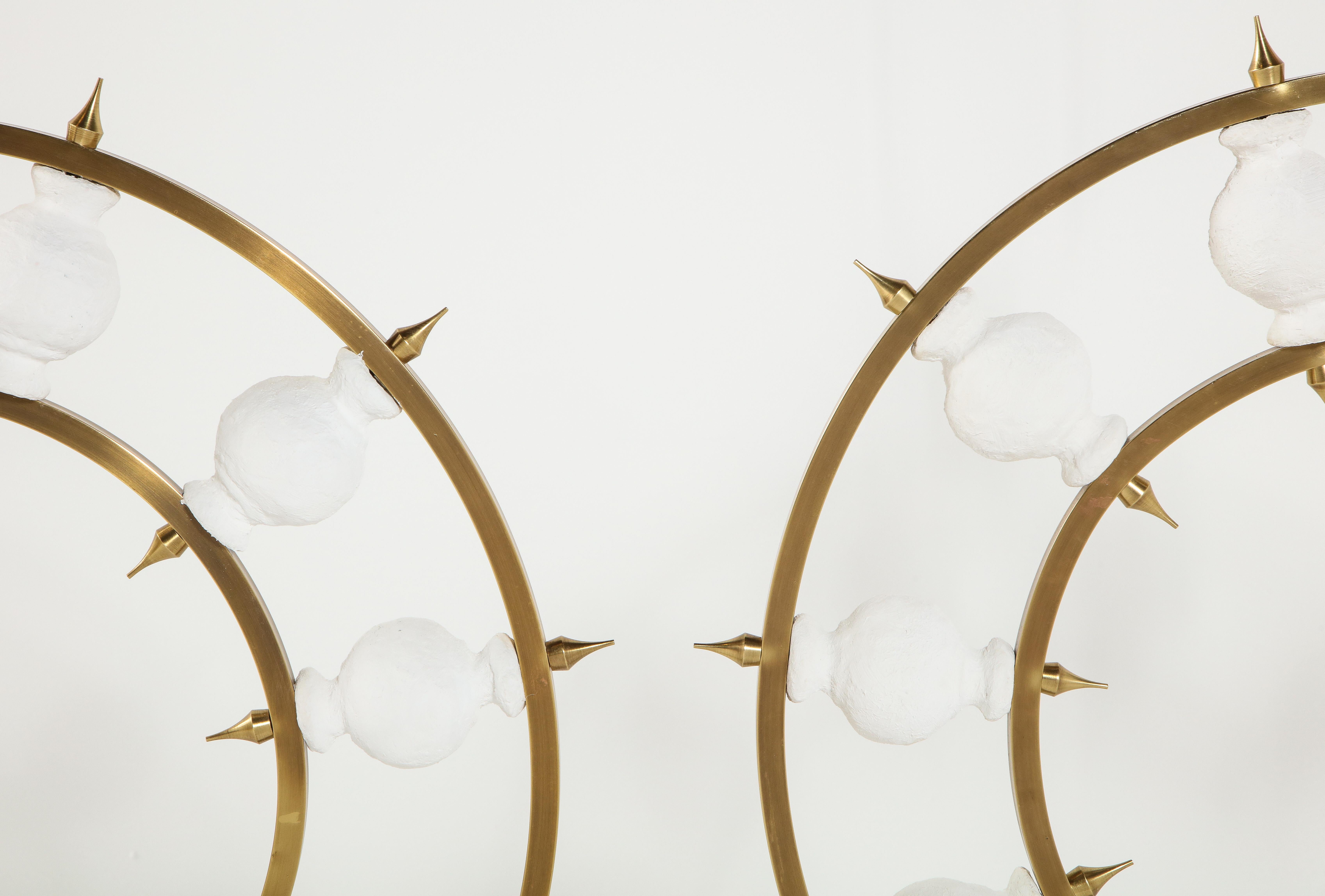 Paire de lampes, plâtre et laiton, lampes hautes contemporaines Design/One, forme organique en vente 4