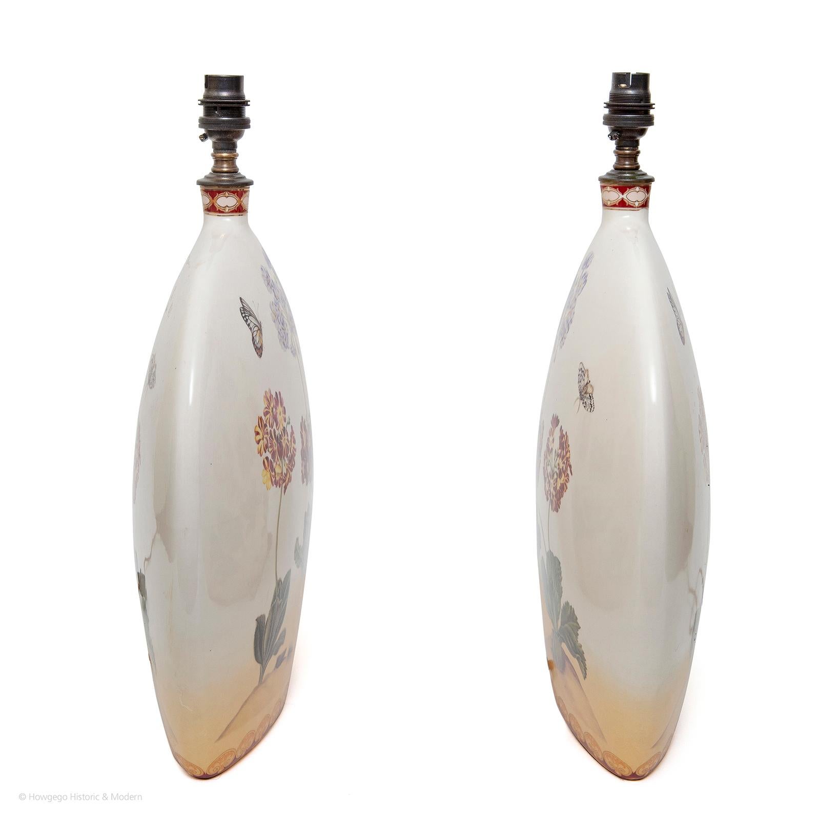 Français Paire de lampes en porcelaine à motifs floraux étroits papillons en forme de bouteille et abat-jours sur mesure en vente