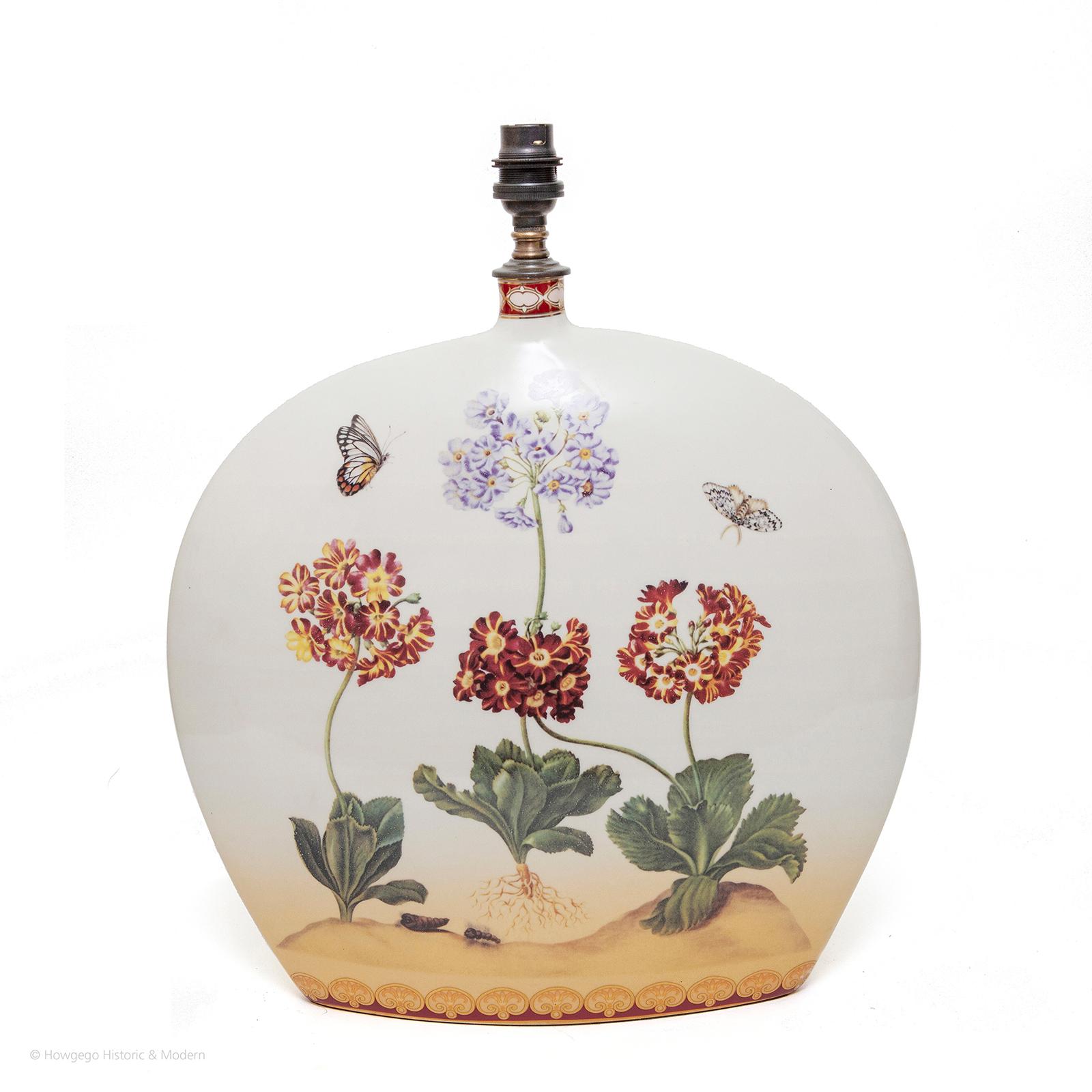 Paire de lampes en porcelaine à motifs floraux étroits papillons en forme de bouteille et abat-jours sur mesure Bon état - En vente à BUNGAY, SUFFOLK