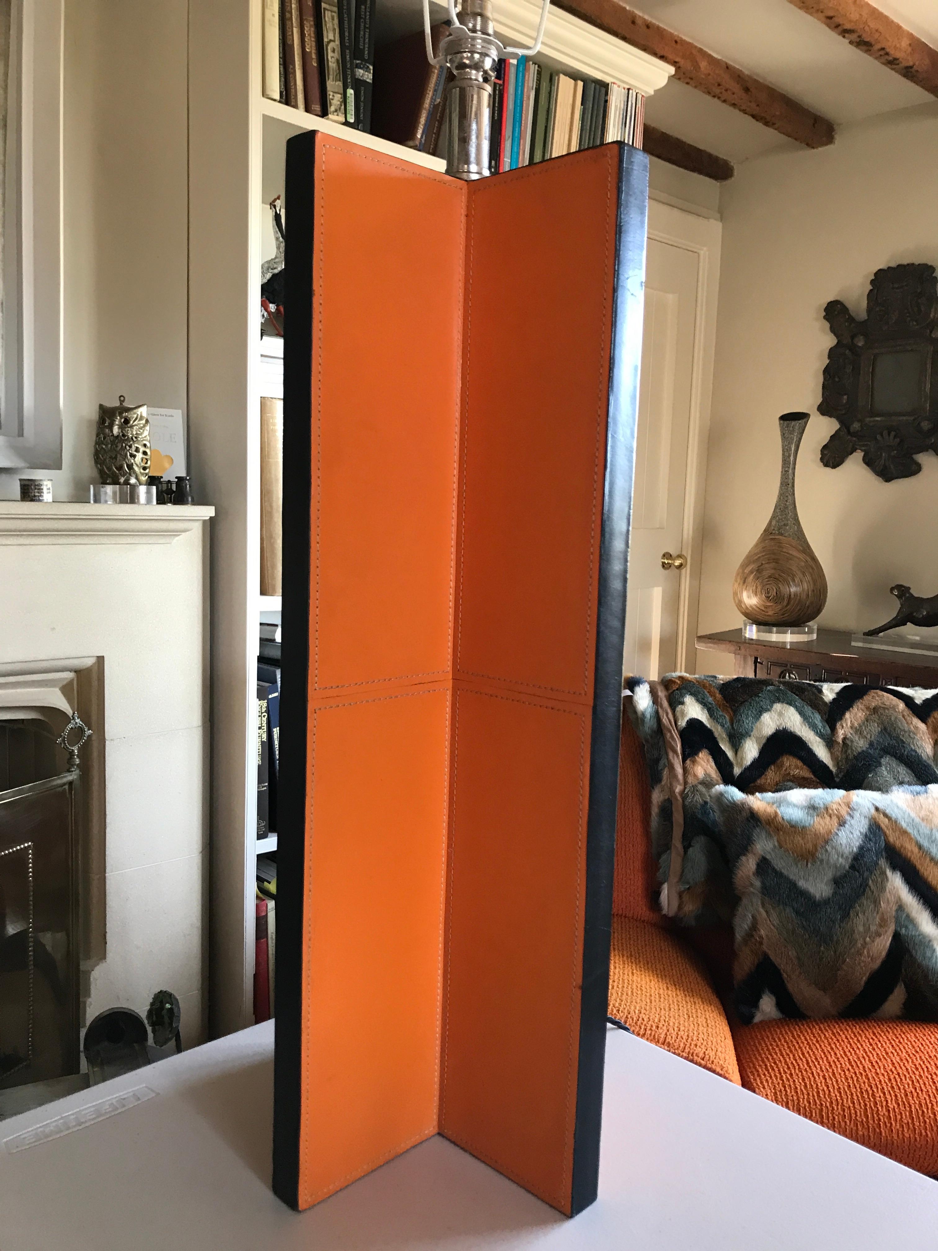 Paire de lampes vintage en cuir orange jean michel frank croisillon inspiré H28 en vente 12