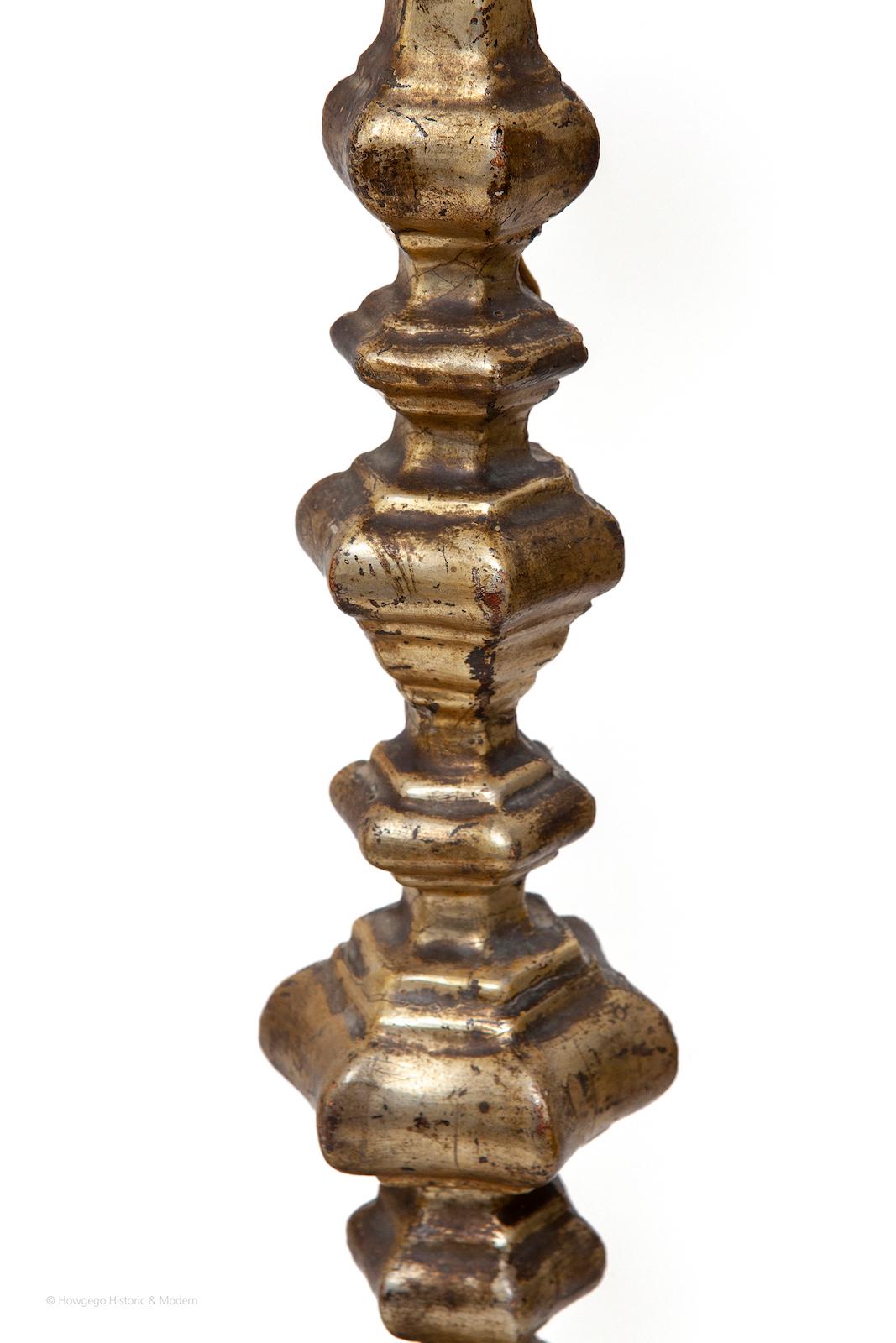 Feines Paar italienischer, geschnitzter und vergoldeter Pricket-Kerzenhalter aus dem späten 17. Jahrhundert, umfunktioniert zu Tischlampen, 29