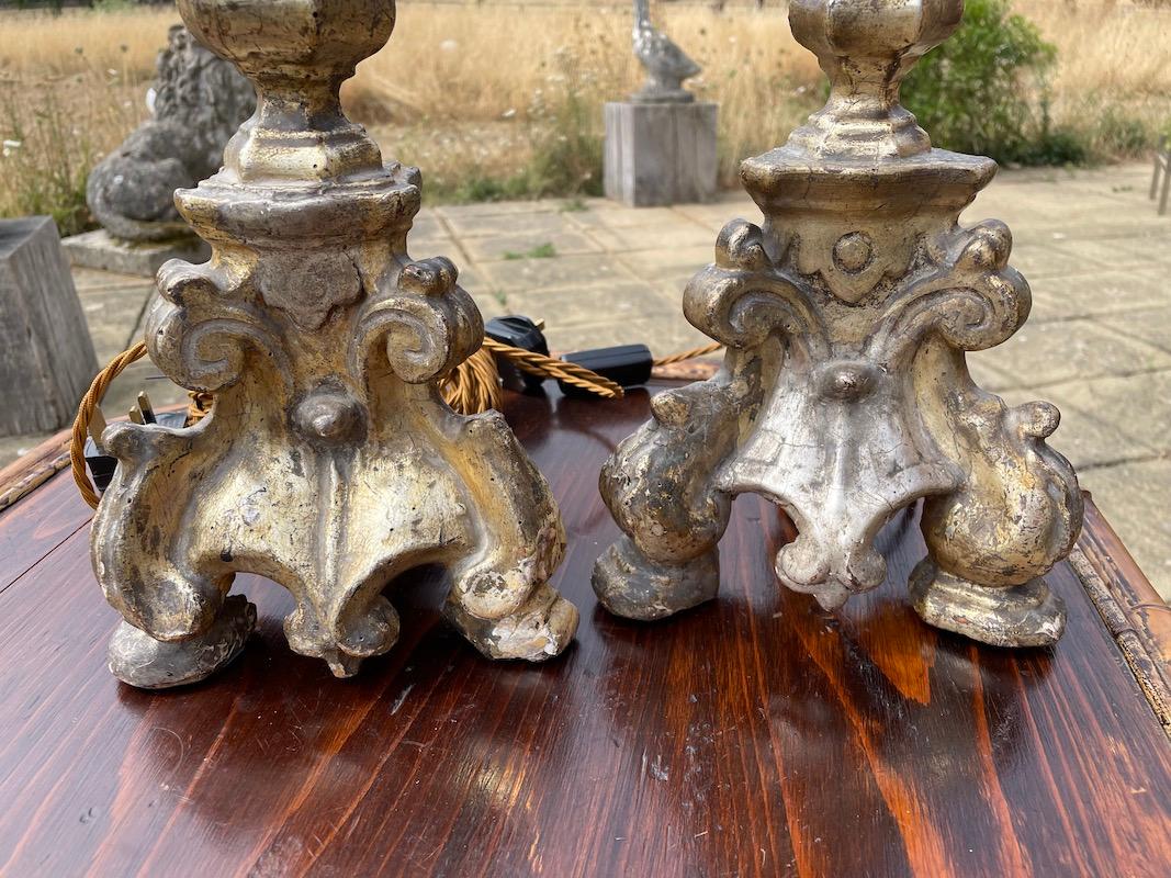 Fin du XVIIe siècle Paire de lampes de table Bougeoirs Argent Doré 17ème Siècle Baroque Italien 29