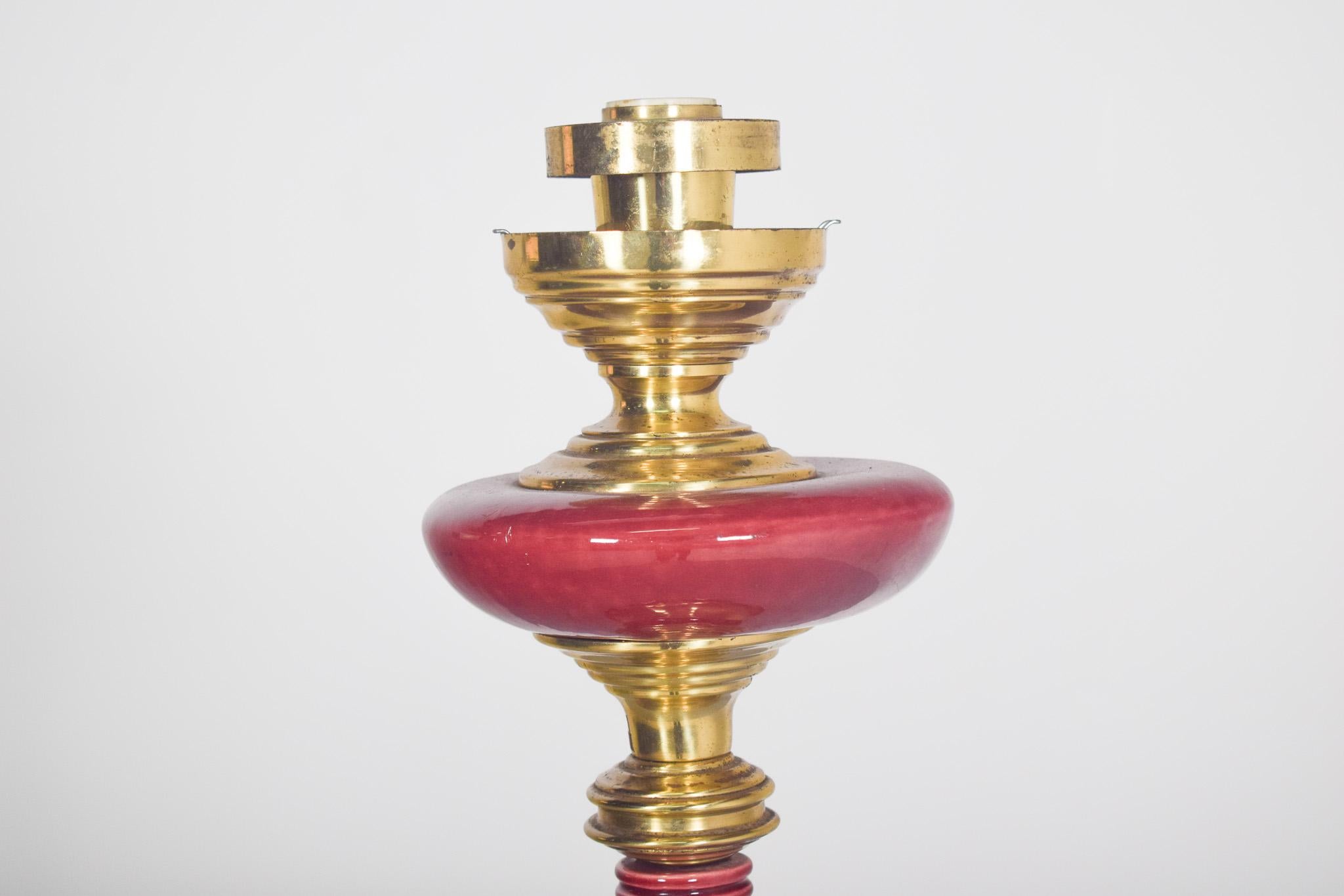 Mid-Century Modern Abat-jour en métal jaune et porcelaine rouge en vente