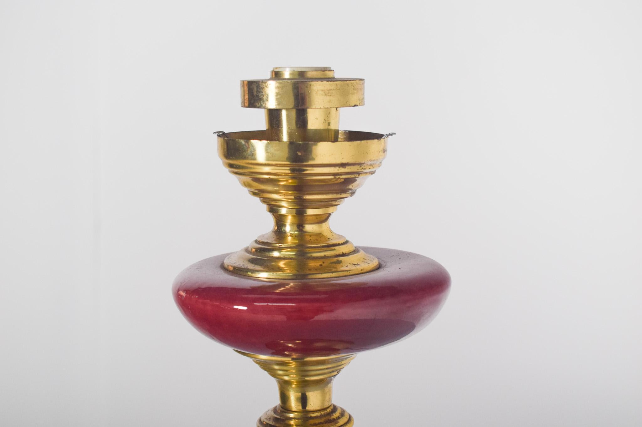 20ième siècle Abat-jour en métal jaune et porcelaine rouge en vente