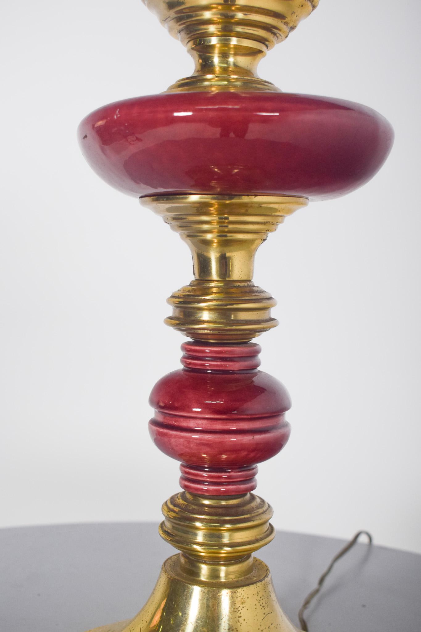 Abat-jour en métal jaune et porcelaine rouge en vente 1