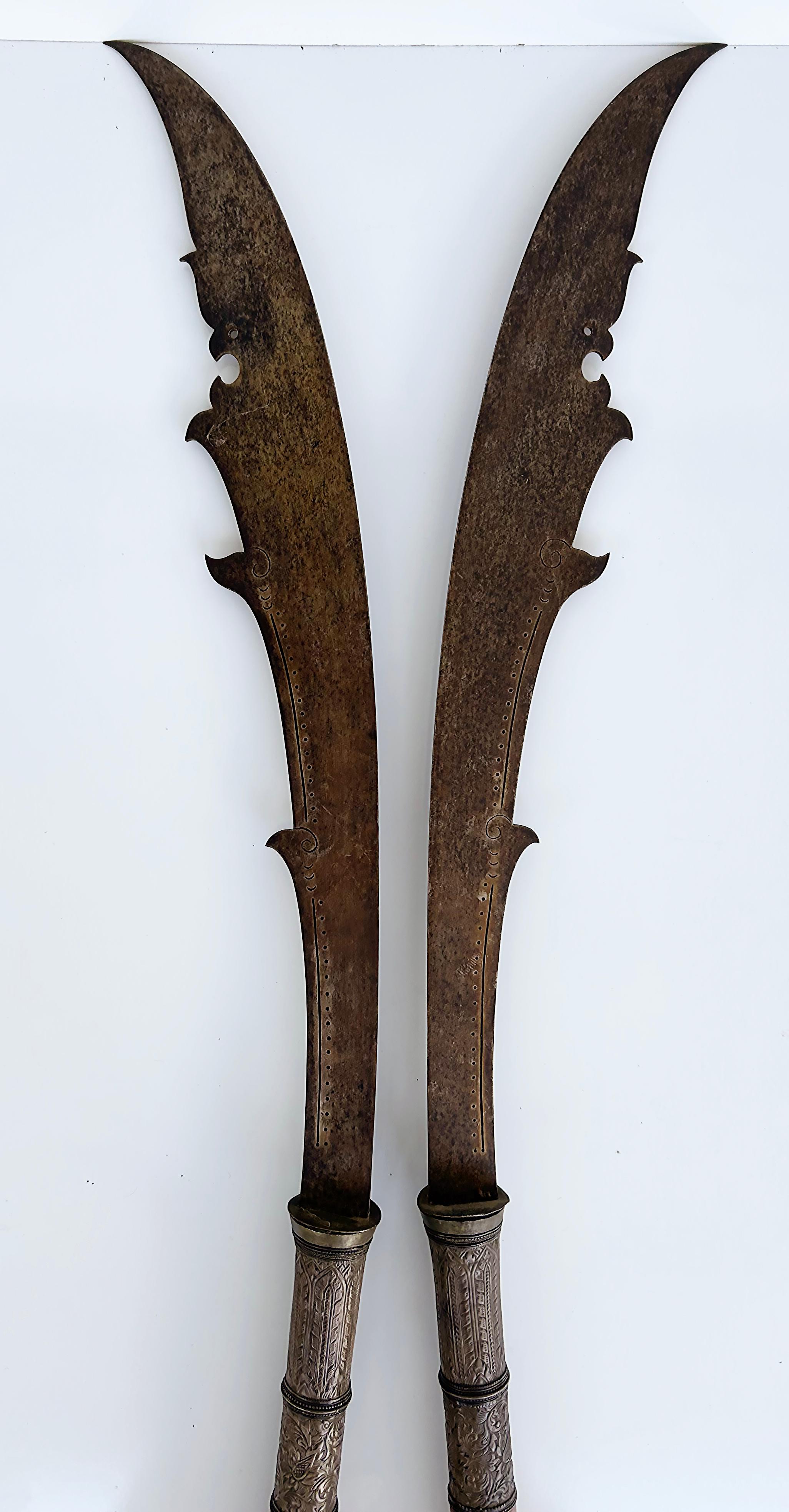 Lan Na Kingdom Dhaab Ngao Swords from Thailand with Exotic Wood Handles, 20th c. In Good Condition In Miami, FL