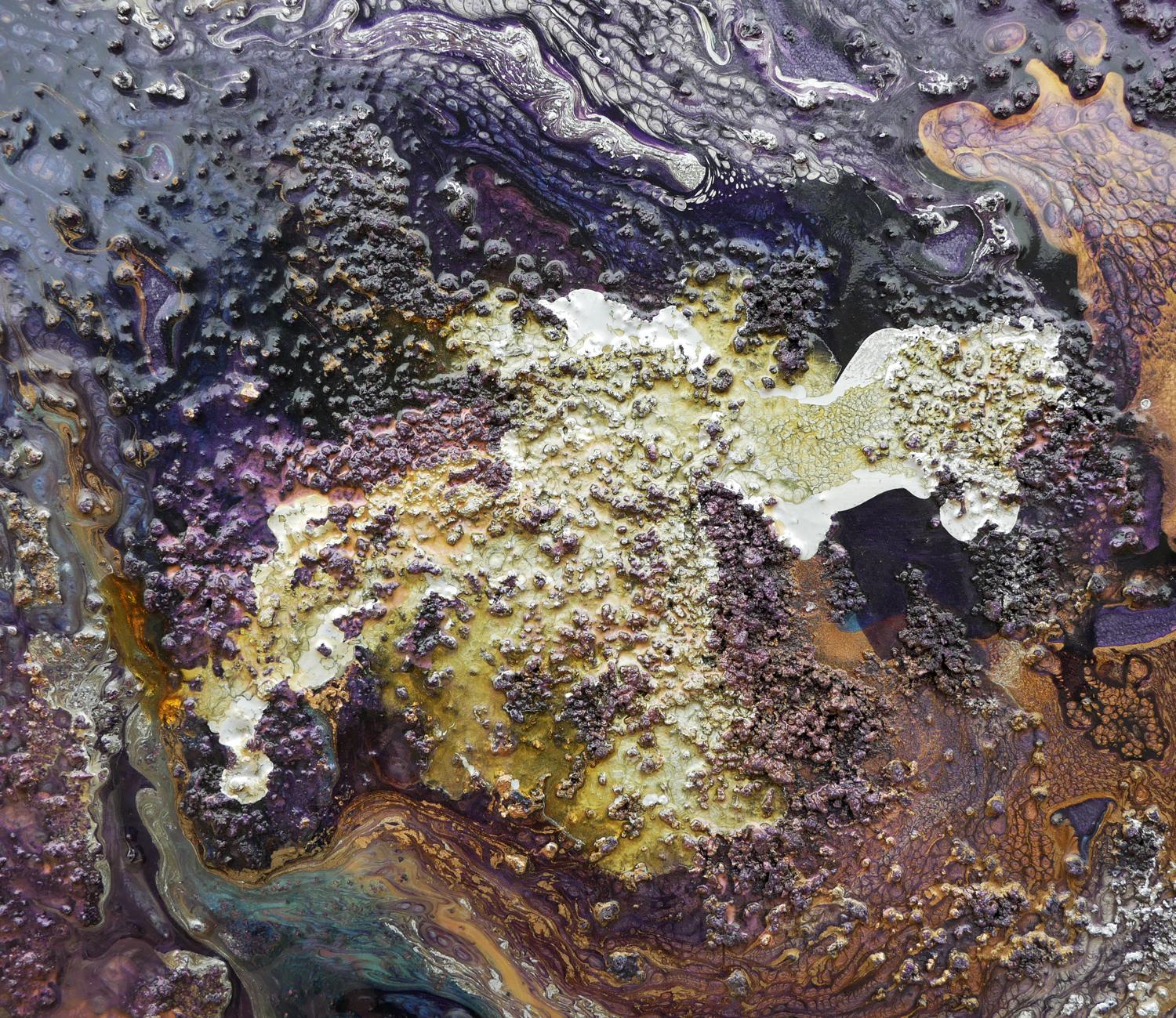 Pittura tridimensionale a tecnica mista rotonda viola, blu e oro 5