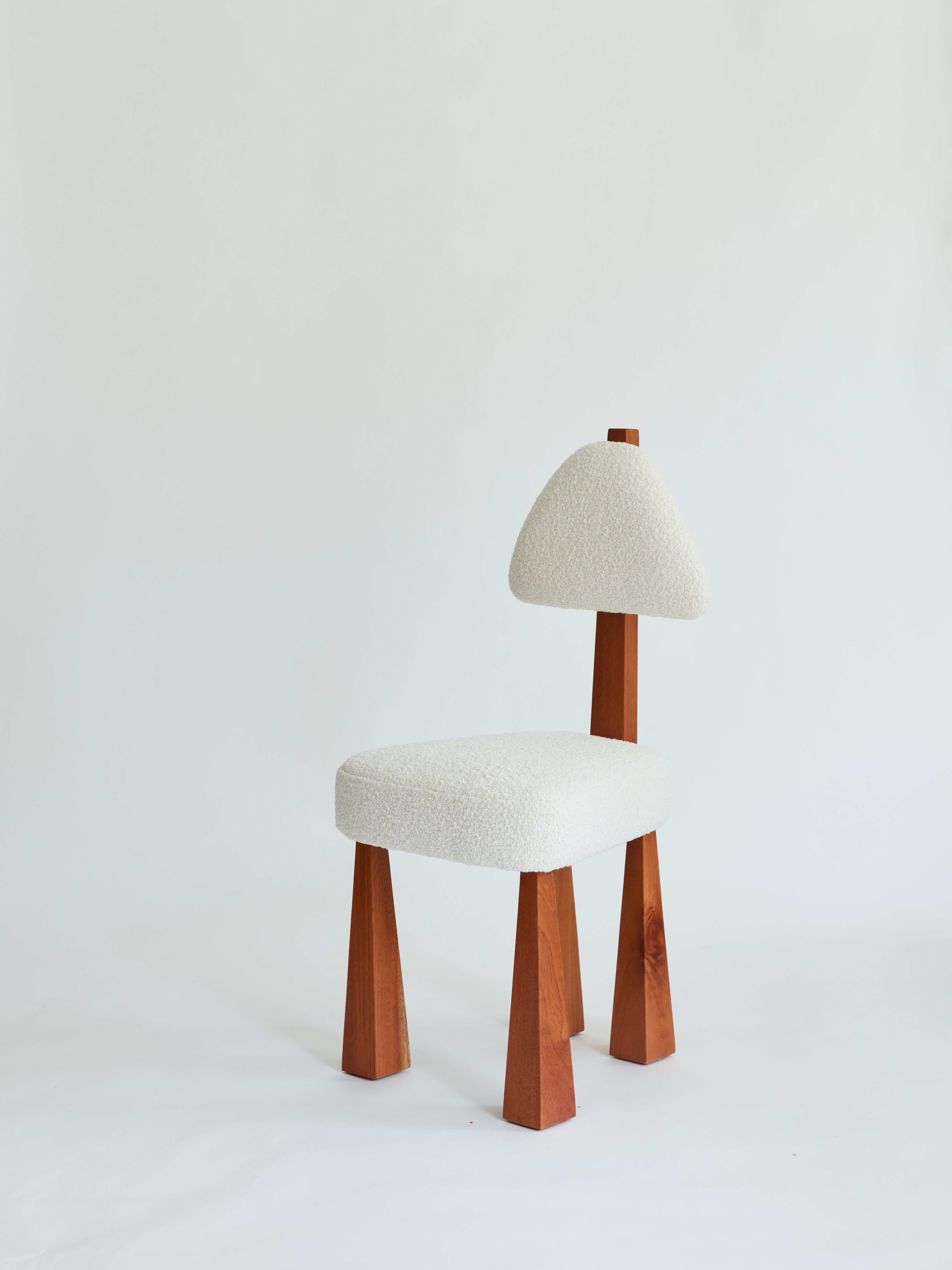 Esszimmerstuhl aus Holz und Bouclé, entworfen von Christian Siriano, auf Bestellung.

Stoff für Sitz-/Rückenkissen:
Elfenbein Bouclé

Sockel: Rote Eiche 

Maße: Sitzbreite vorne: 18