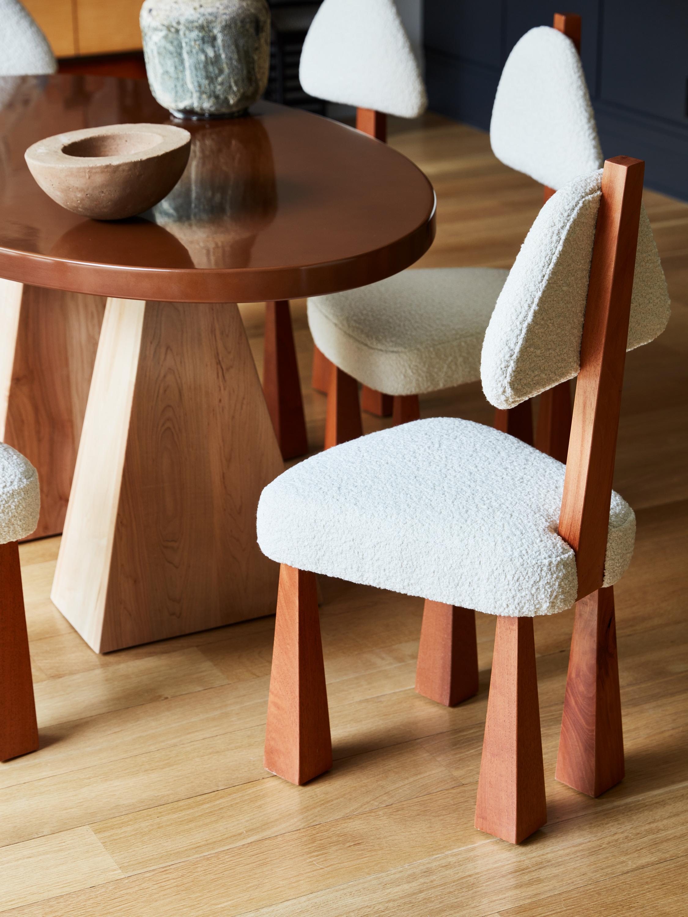 Chaise de salle à manger Lana, chaise en bois Boucl et ivoire de Christian Siriano Neuf - En vente à New York, NY