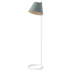 Lampadaire Lana bleu arctique et gris avec base blanche par Pablo Designs