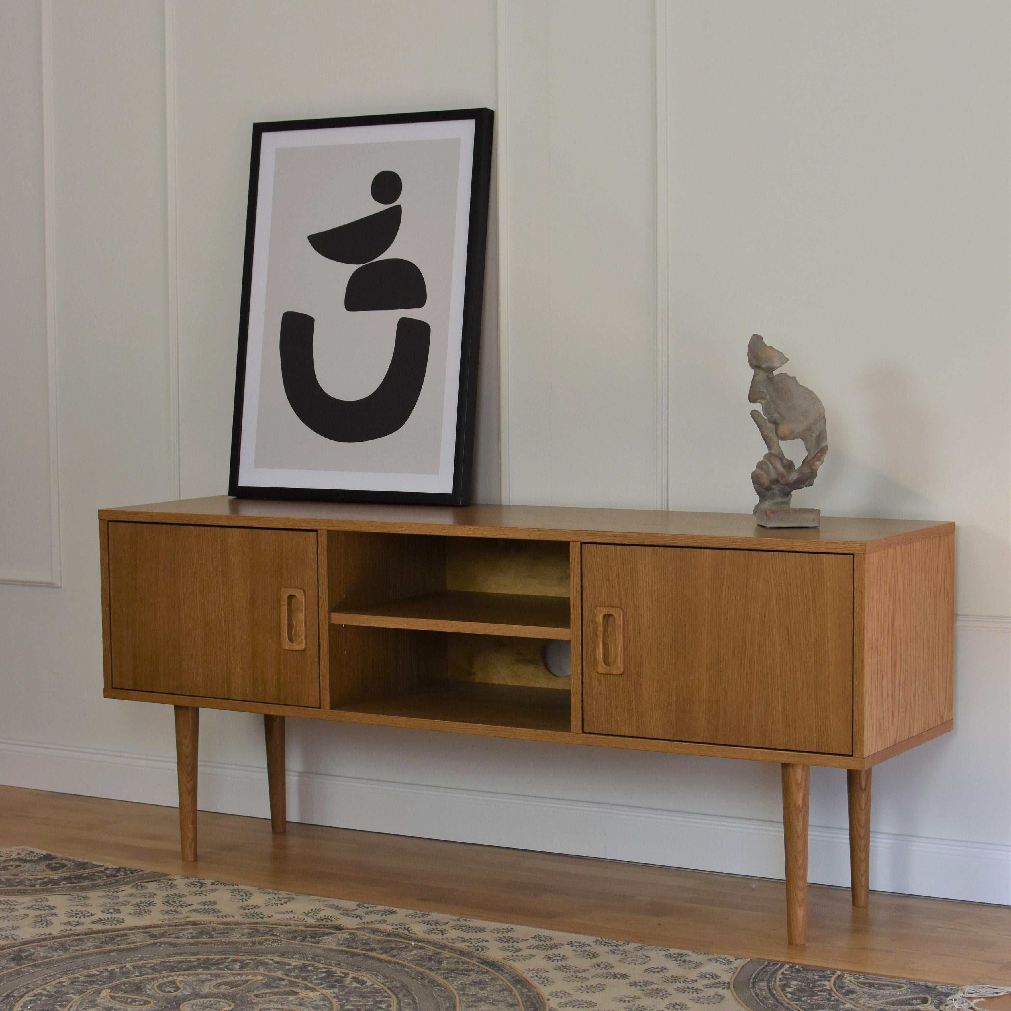 Grand buffet Lana par Pastform
Dimensions : D 40 x L 175 x H 65 cm.
MATERIAL : Bois teinté et verni.

Disponible en différentes couleurs de bois : Whisky, Rhum, BPA, Nobel, Brandy, Schwarz et Natura. Les prix peuvent varier. Disponible en cinq