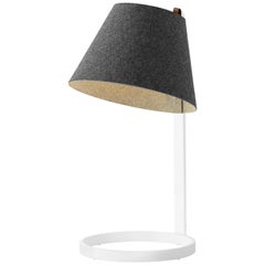 Lana Große Tischlampe in Holzkohle und Grau mit weißem Sockel von Pablo Designs