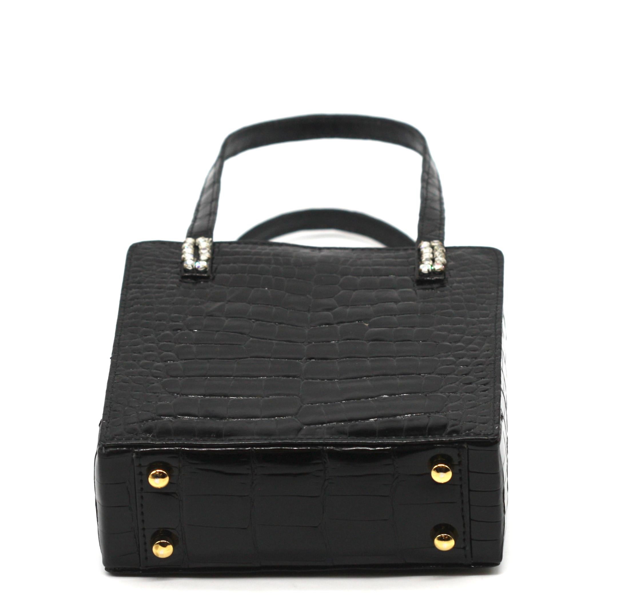 Lana Marks - Portafoglio in alligatore nero

Elegante e sofisticata creazione di Lana Marks, questa borsa strutturata in alligatore nero è un esempio di lusso senza tempo. Il corpo rettangolare è dotato di due manici in pelle nera con diamanti finti
