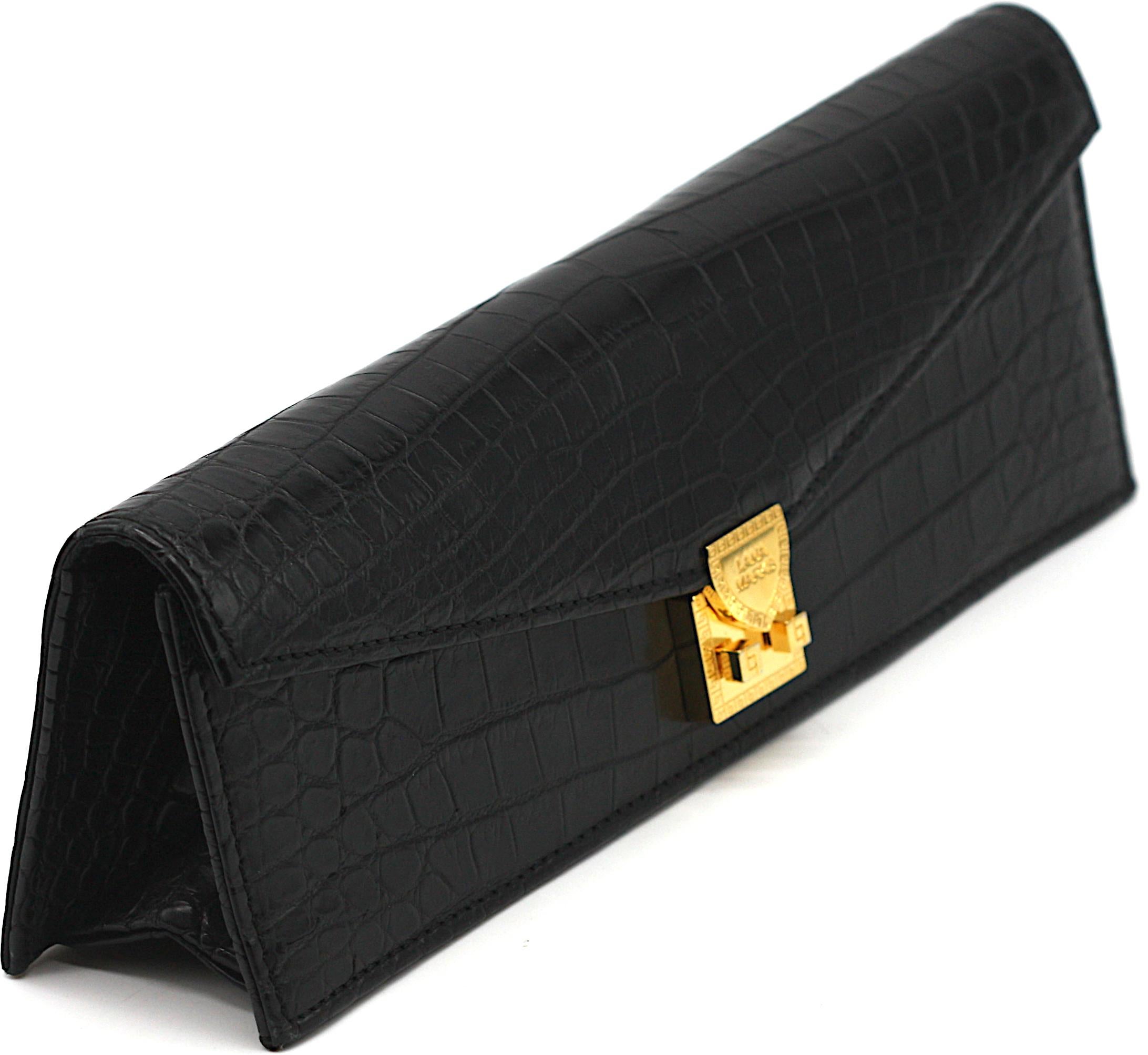 Lana Marks Schwarze Alligator-Kuvert-Clutch

Diese raffinierte Kreation der renommierten Designerin Lana Marks ist aus glänzendem schwarzem Alligatorleder gefertigt. Ihre längliche Silhouette wird durch eine geformte Klappe und goldfarbene Beschläge