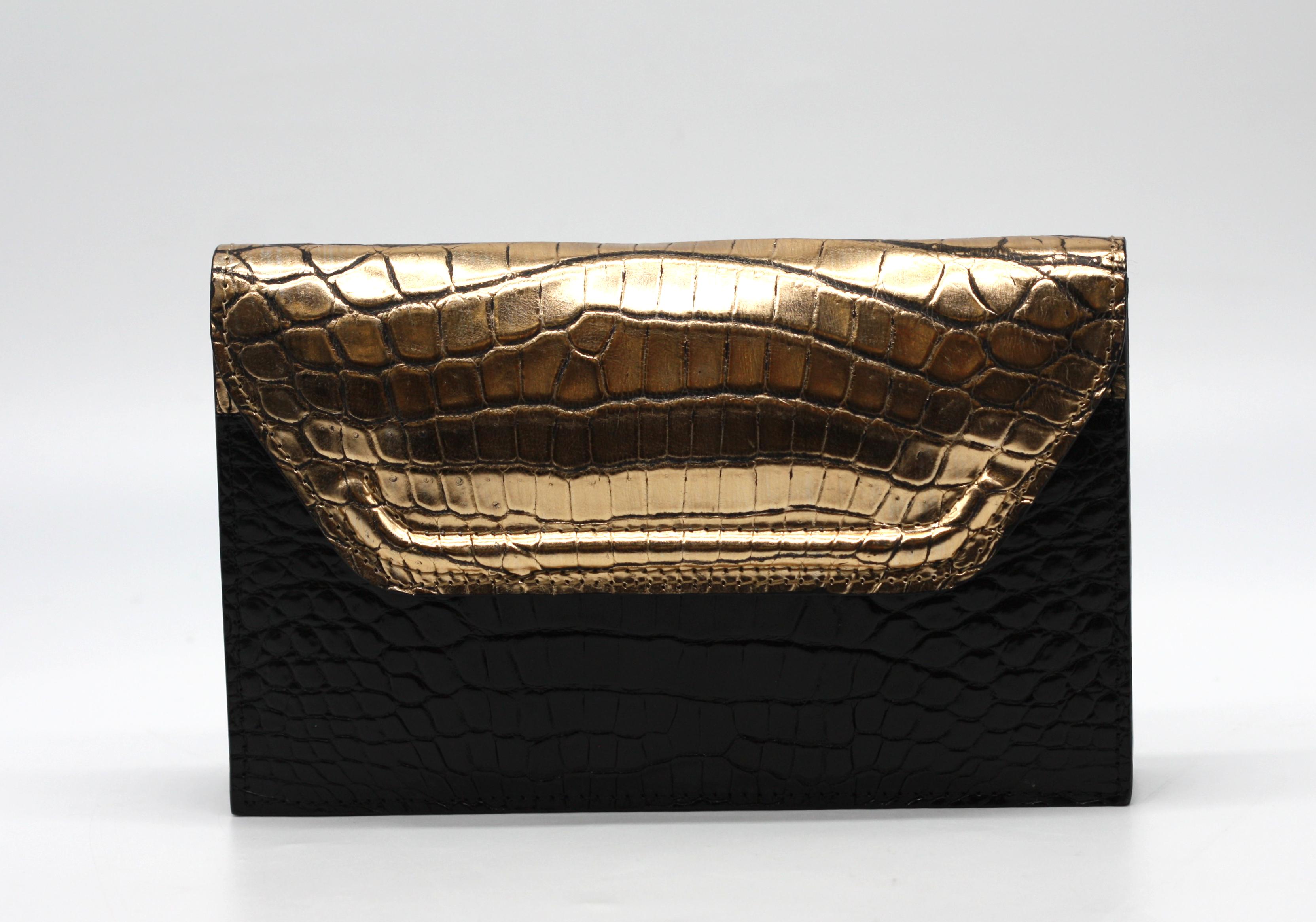 Lana Marks Black and Gold Alligator Clutch Bon état - En vente à West Palm Beach, FL
