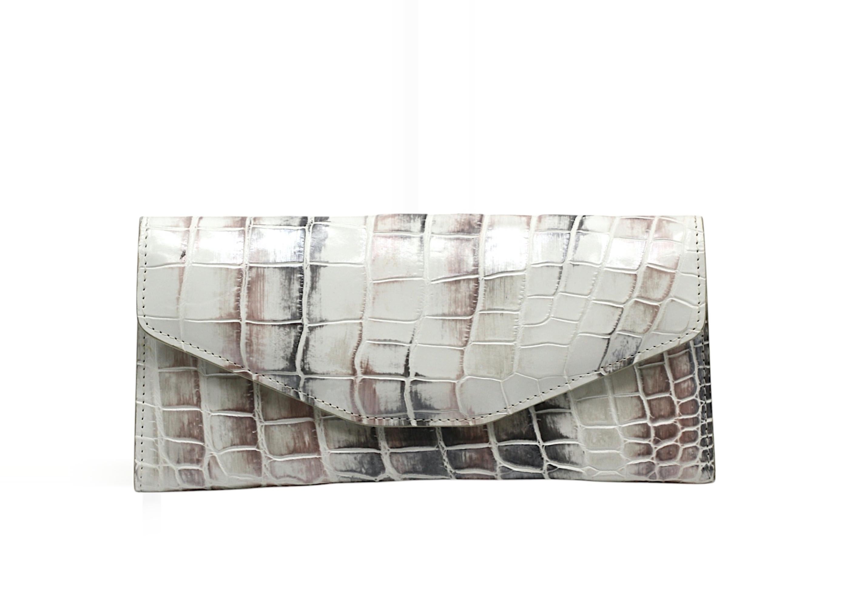 
Lana Marks Schwarze, malvenfarbene und weiße Alligator-Clutch
Die Klappe mit Druckknopfverschluss, das Innere mit einer Reißverschlusstasche und einer Schlitztasche, mit Ringen für eine Kette (ohne Kette).
Höhe 4,75 Zoll, Breite 10 Zoll, Tiefe 2,25