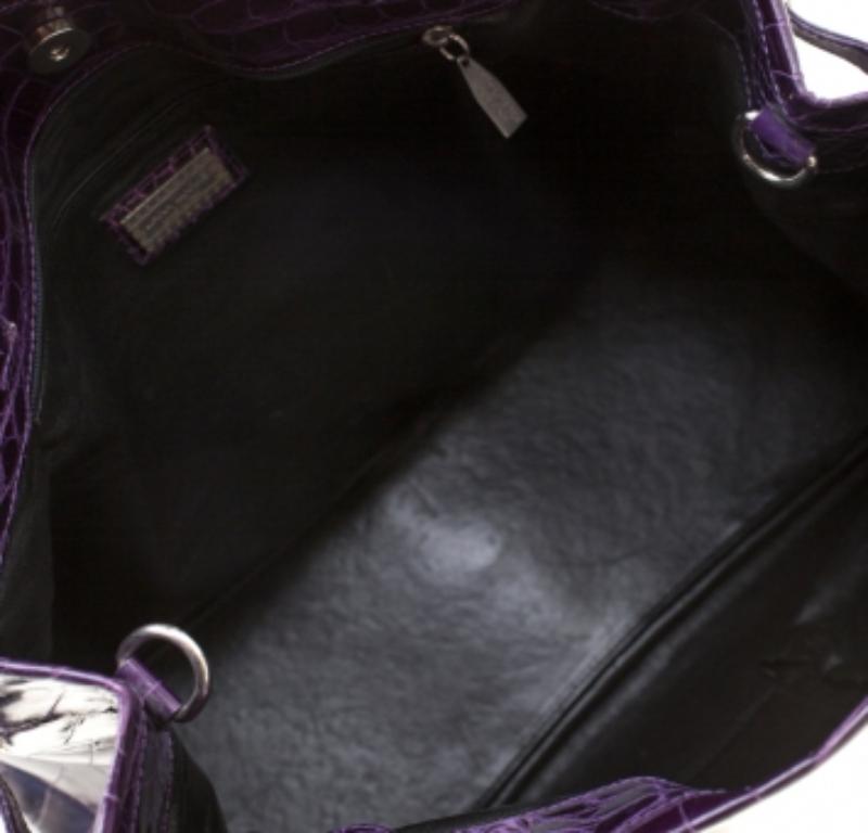 Te traemos la mejor compra del año: este bolso Positano de Lana Marks. Es precioso y tiene un valor incalculable. Pero tienes suerte de haberte encontrado con este tesoro. Elaborado con precisión a partir de la exótica piel de cocodrilo y recubierto