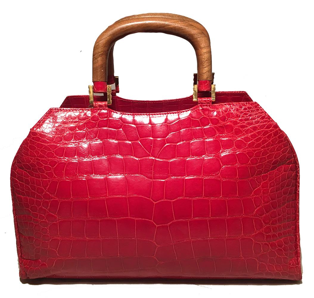 Lana Marks Red Crocodile Wood Handle Handtasche in ausgezeichnetem Zustand. Außen rotes Krokodilleder mit goldenen Beschlägen und zwei Holzgriffen oben. Der abnehmbare Schulterriemen aus rotem Krokodil lässt sich leicht zwischen Hand- und
